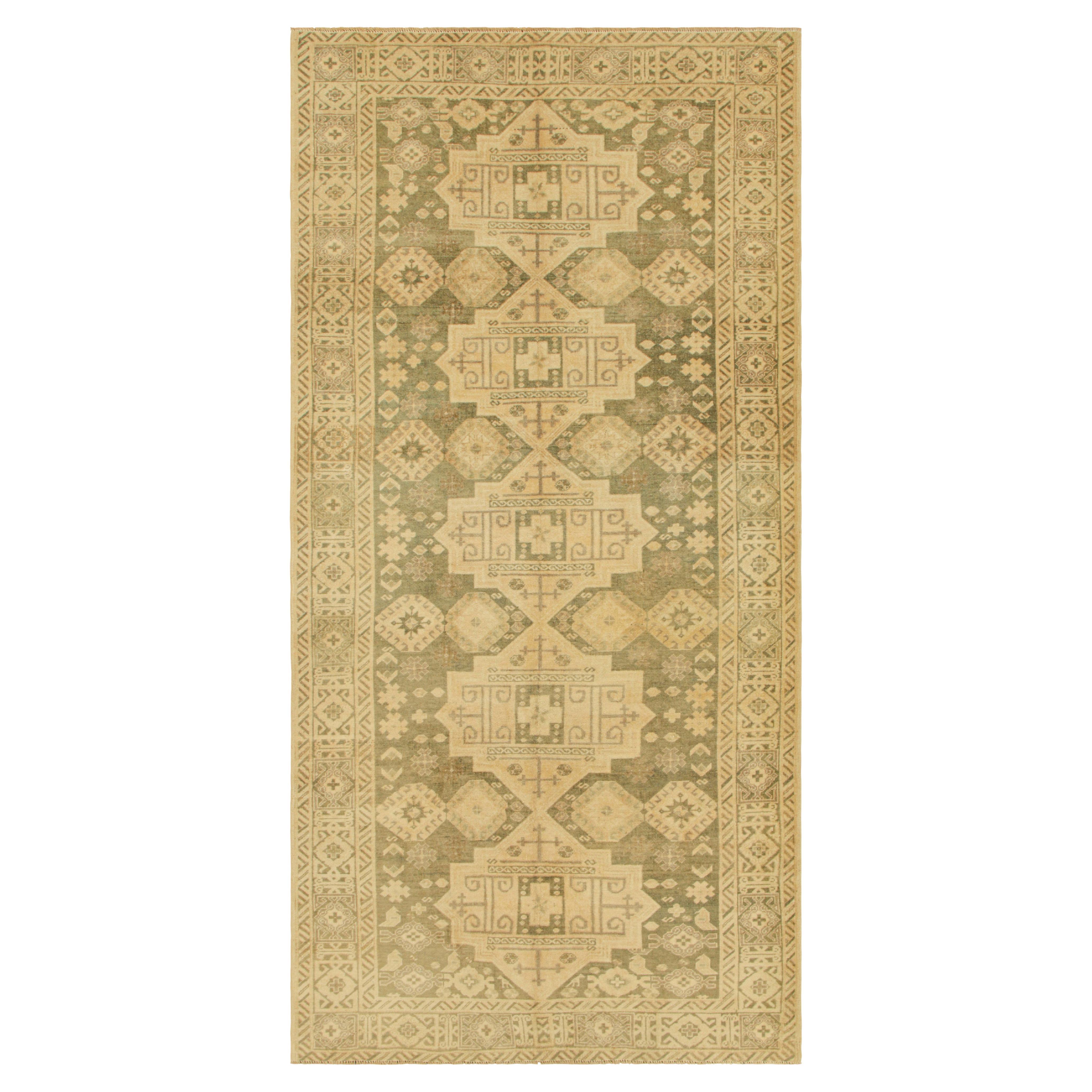 Türkischer Vintage-Teppich in Grün mit geometrischen Medaillon-Mustern von Rug & Kilim