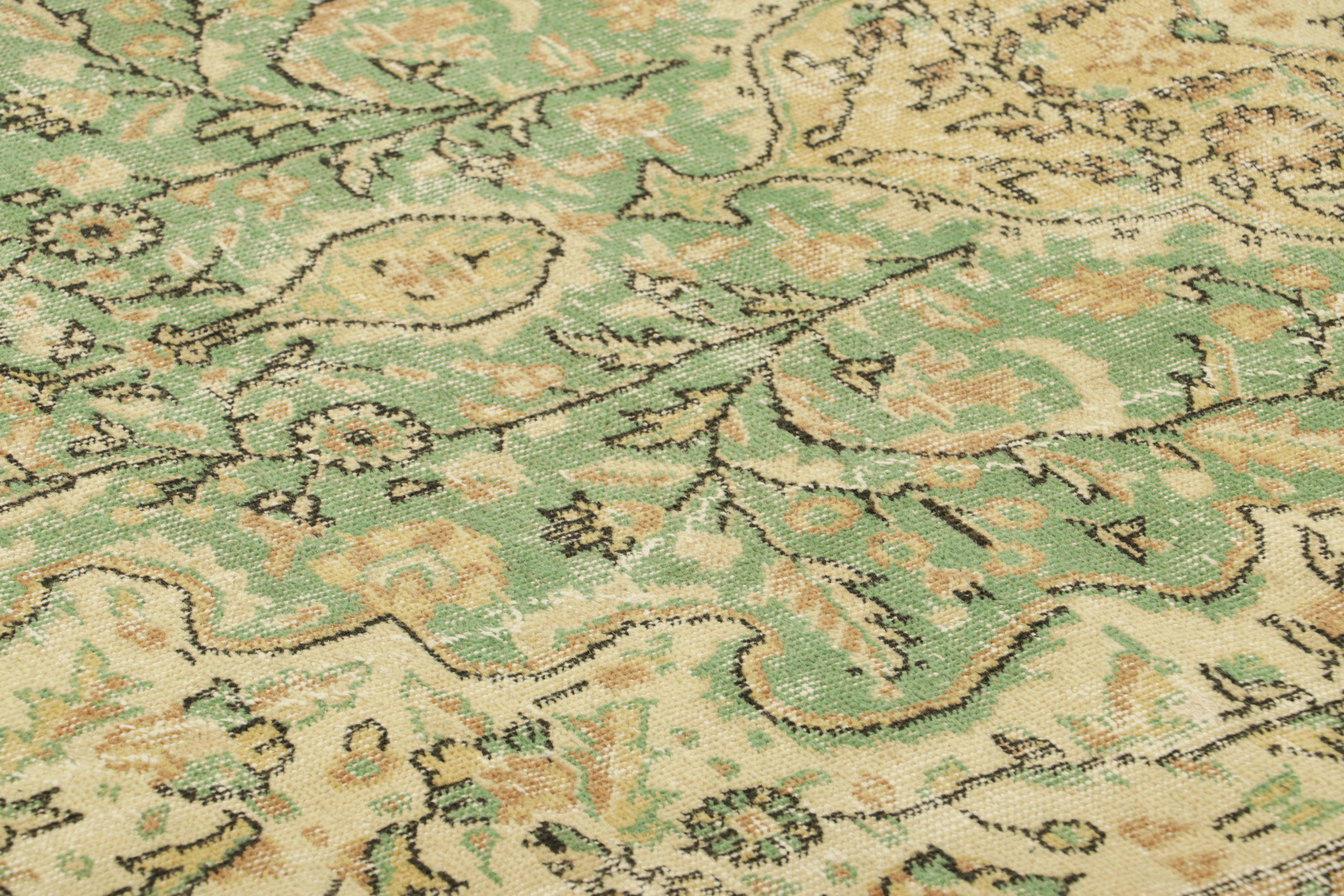 Dieser 5 x 9 große Vintage-Teppich wurde um 1950-1960 in der Türkei aus handgeknüpfter Wolle hergestellt und ist eine aufregende neue Kuration aus der Mitte des Jahrhunderts aus der Kollektion seltener Klassiker von Rug & Kilim - voller unerwarteter
