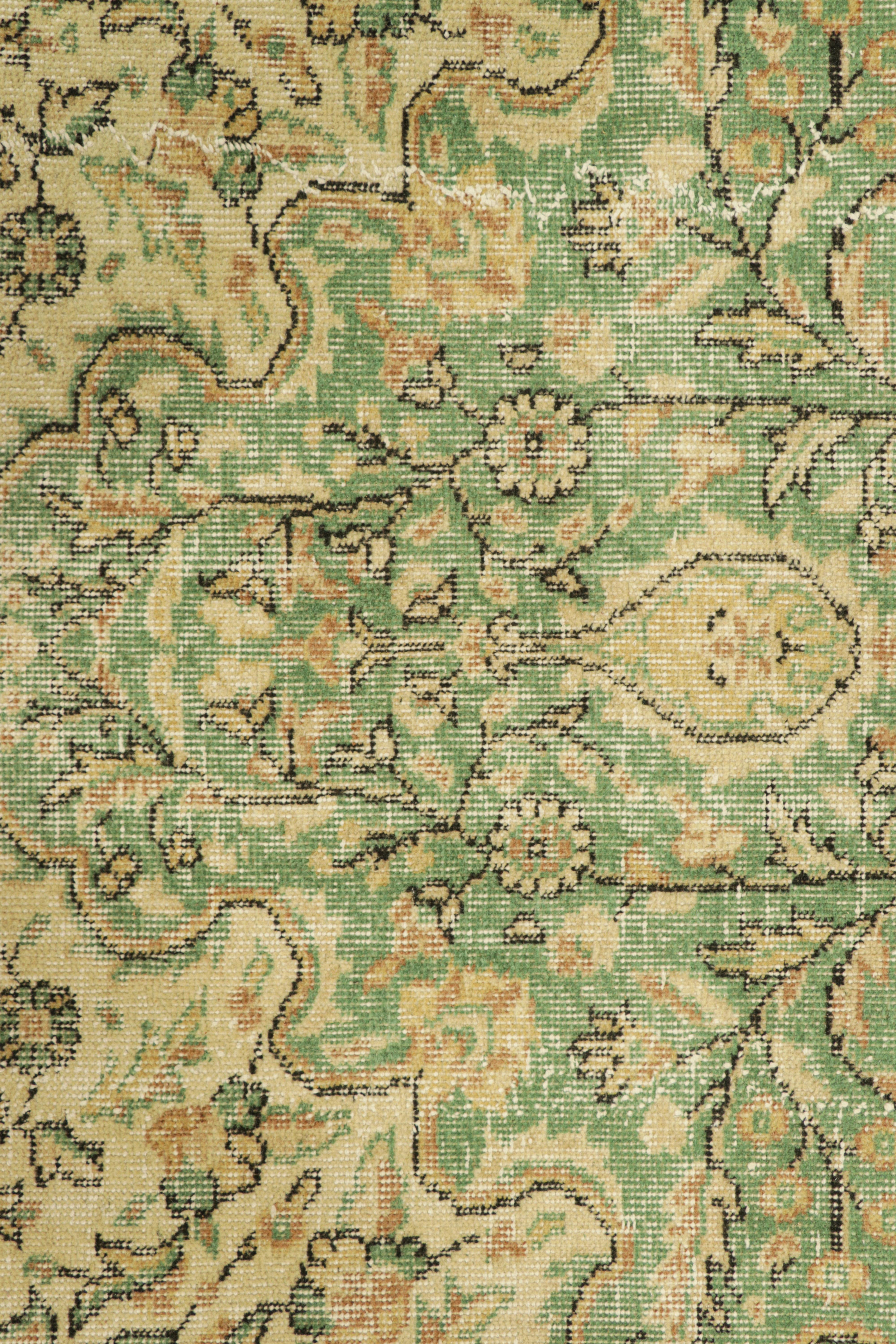 Türkischer Vintage-Teppich in Hellgrün mit beigem, geblümtem Medaillon  Rug & Kilim (Handgeknüpft) im Angebot