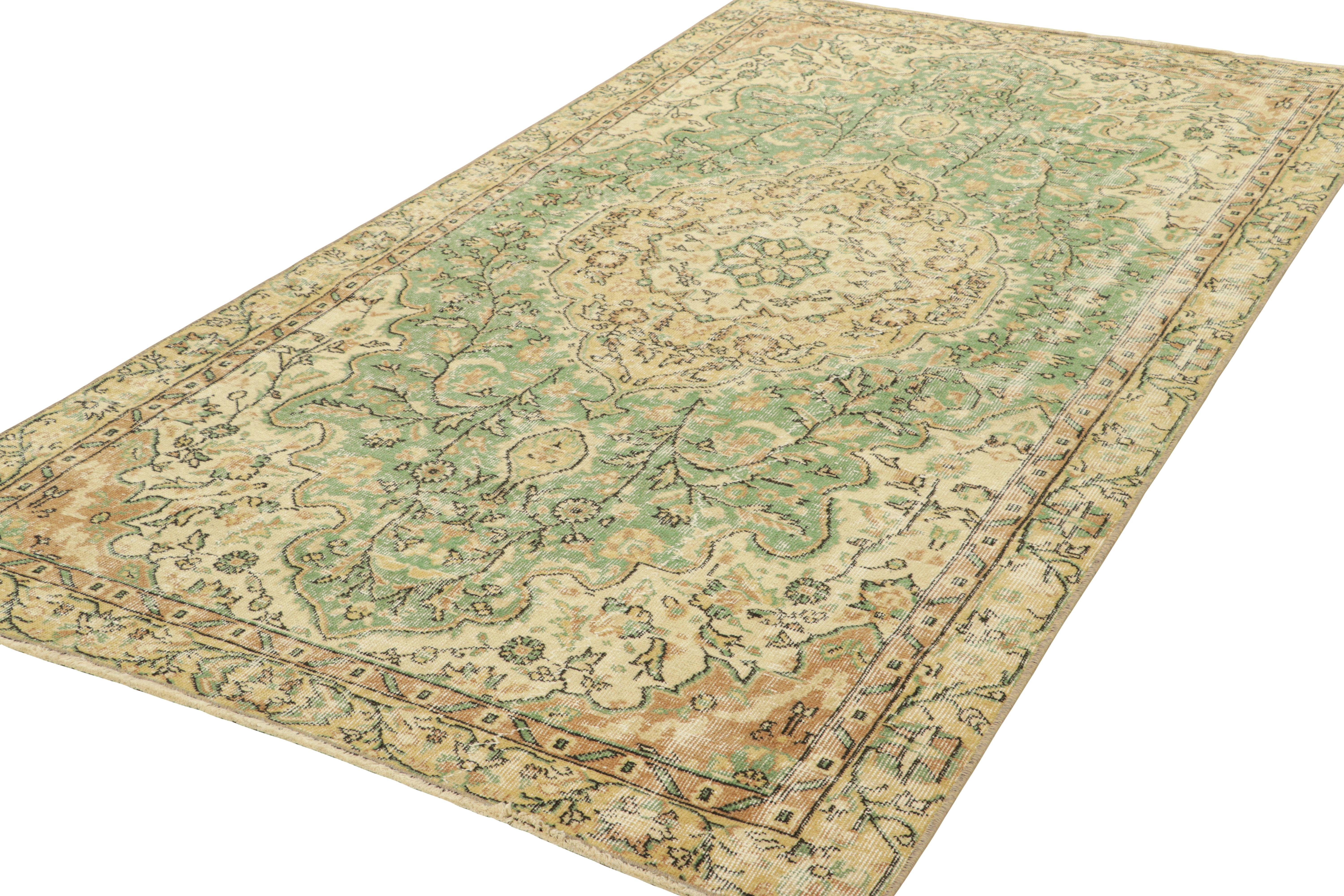 Türkischer Vintage-Teppich in Hellgrün mit beigem, geblümtem Medaillon  Rug & Kilim im Zustand „Gut“ im Angebot in Long Island City, NY