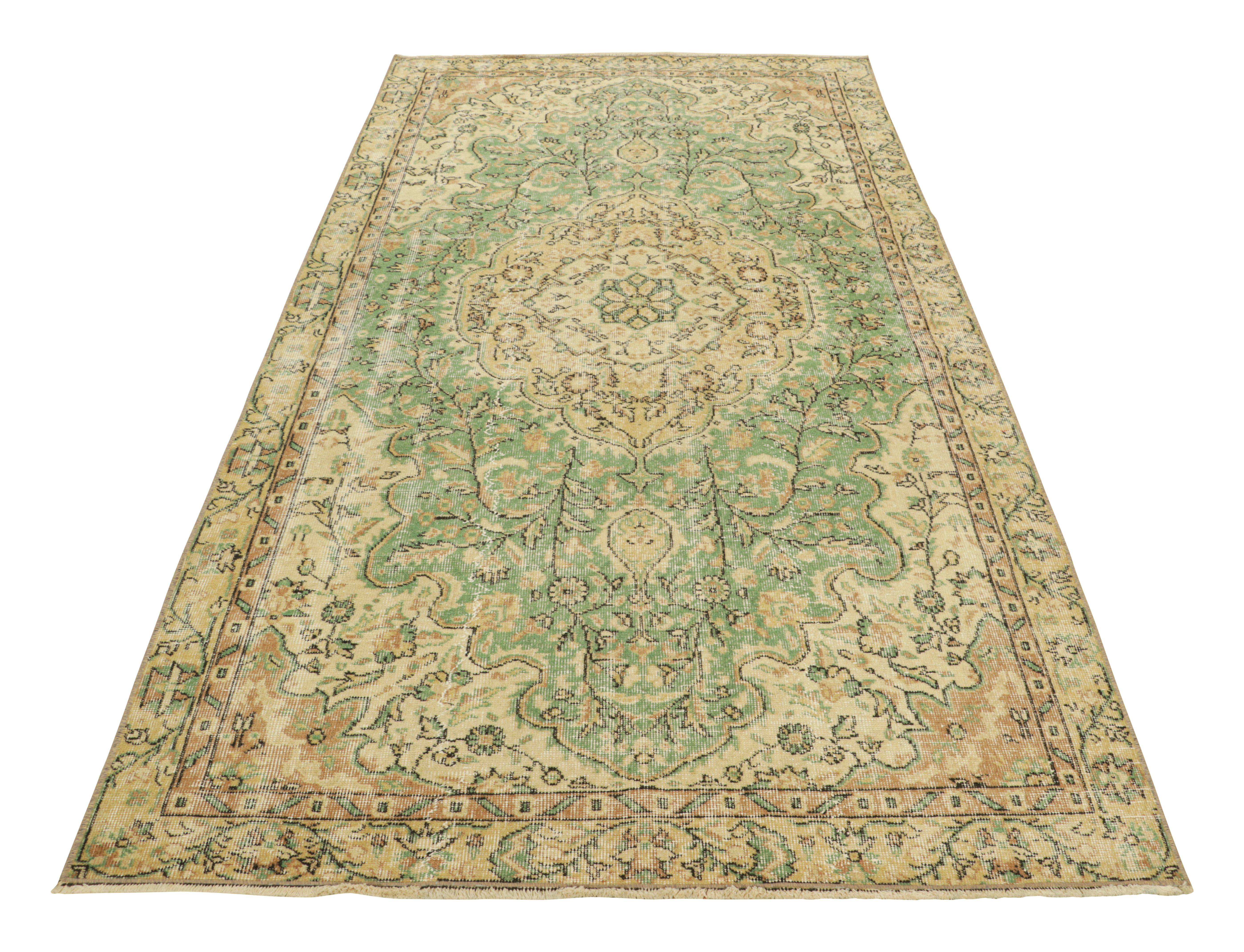 Türkischer Vintage-Teppich in Hellgrün mit beigem, geblümtem Medaillon  Rug & Kilim (Mitte des 20. Jahrhunderts) im Angebot