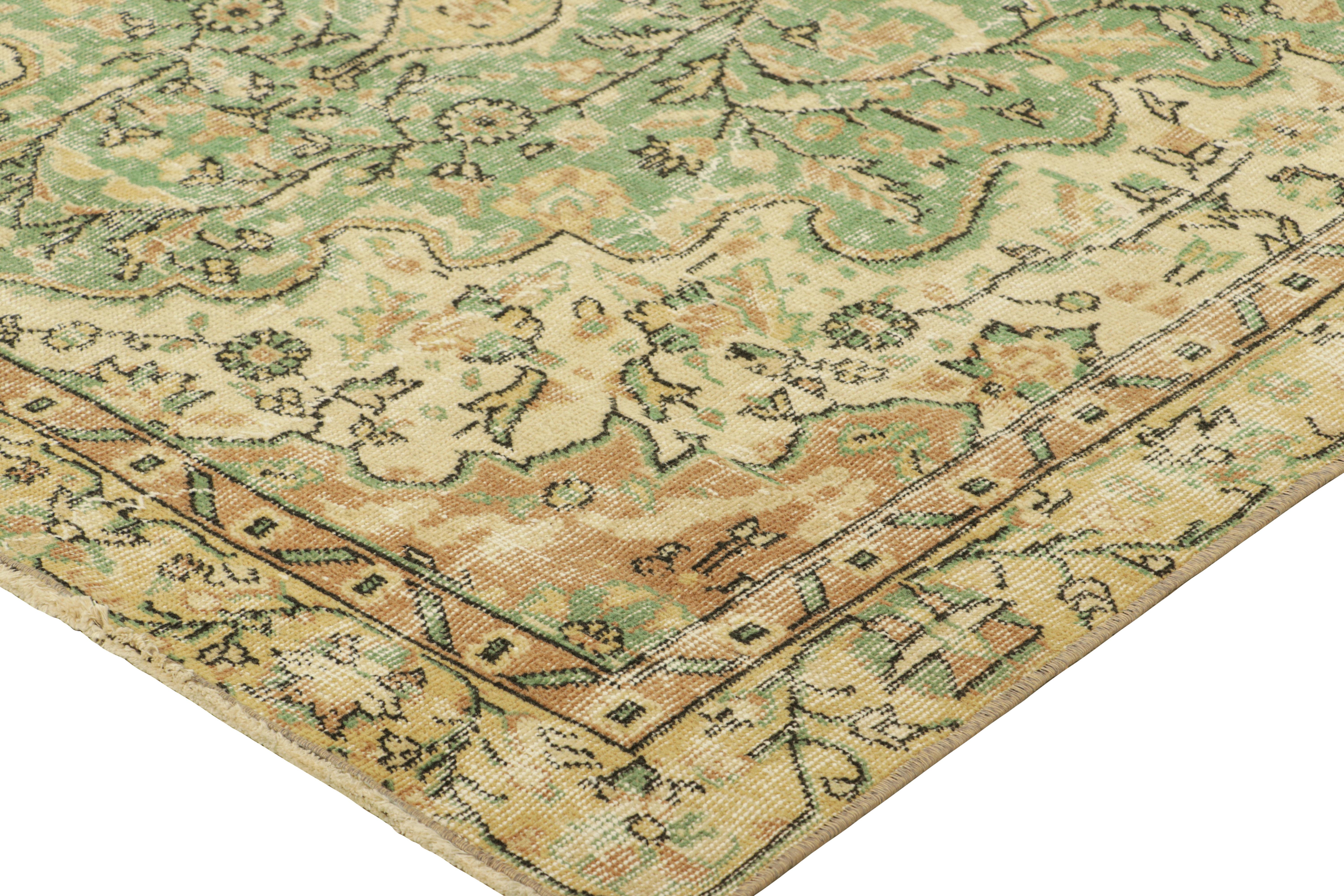 Türkischer Vintage-Teppich in Hellgrün mit beigem, geblümtem Medaillon  Rug & Kilim (Wolle) im Angebot