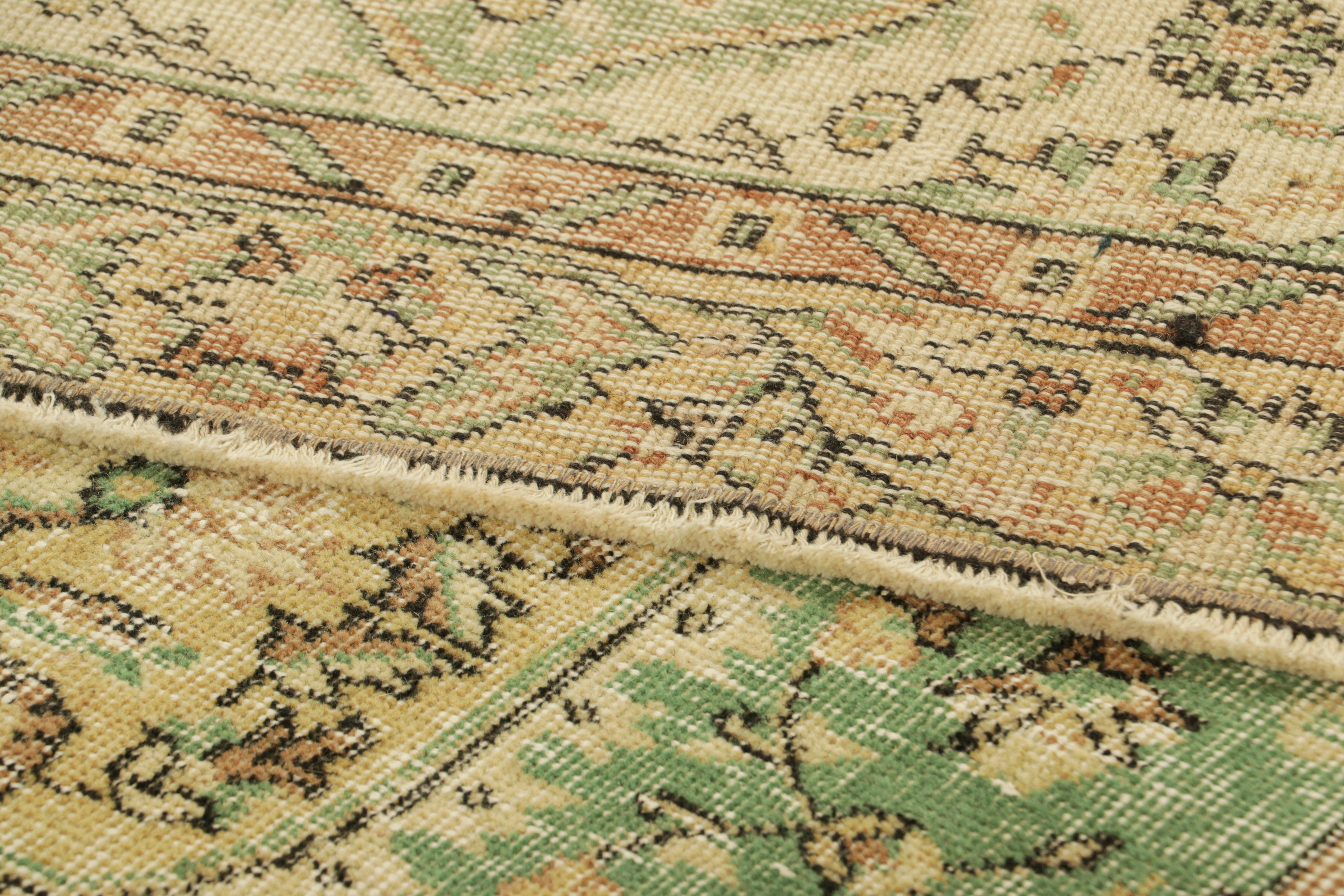 Türkischer Vintage-Teppich in Hellgrün mit beigem, geblümtem Medaillon  Rug & Kilim im Angebot 1