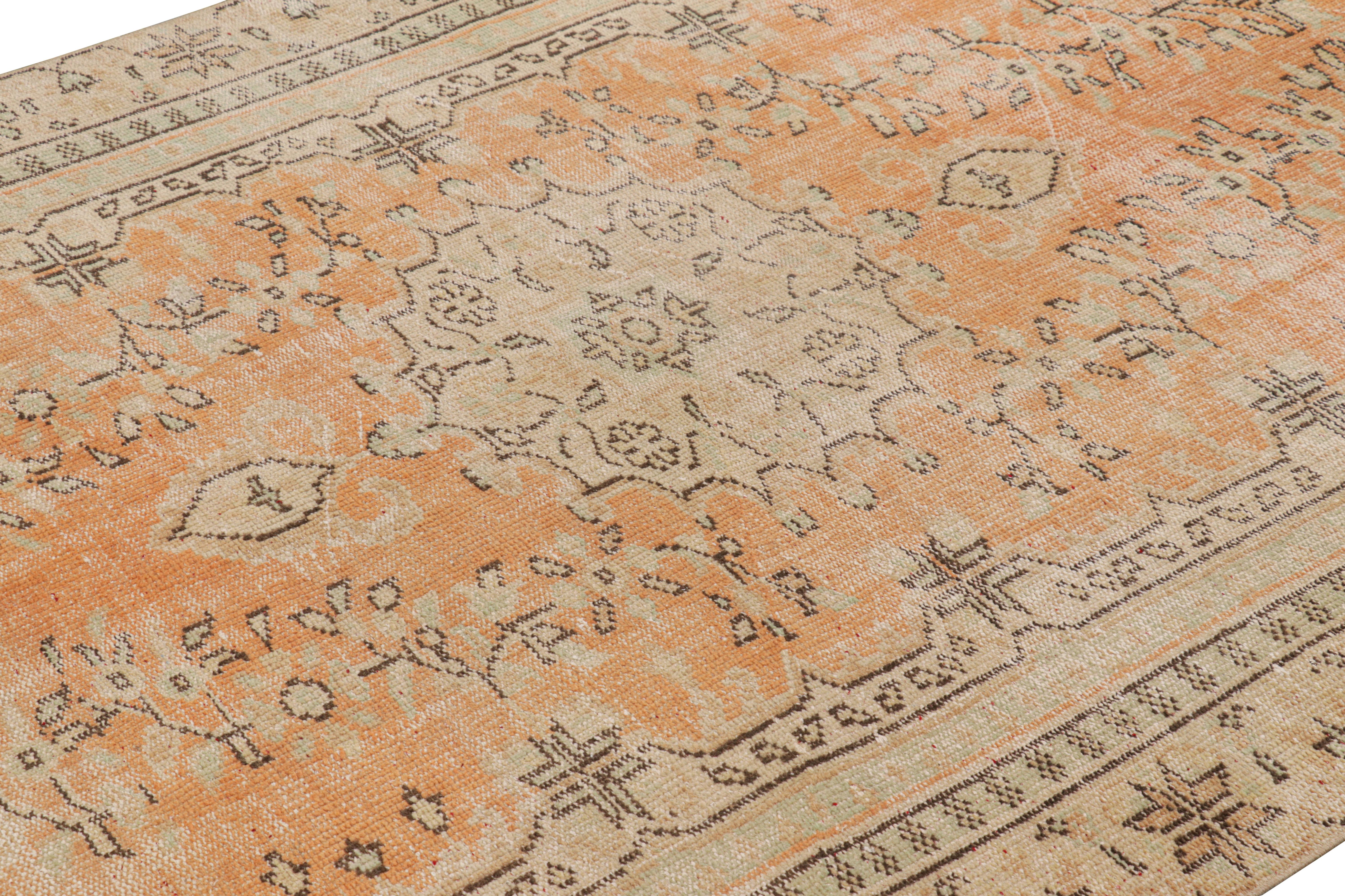 Dieser aus Wolle handgeknüpfte türkische Teppich im Format 6x10 gehört zu dieser Kollektion von Teppichen aus der Mitte des Jahrhunderts, die durch ihre antike Waschung einen fast schon altmodischen Look erhalten.  

Über das Design: 

Kenner werden