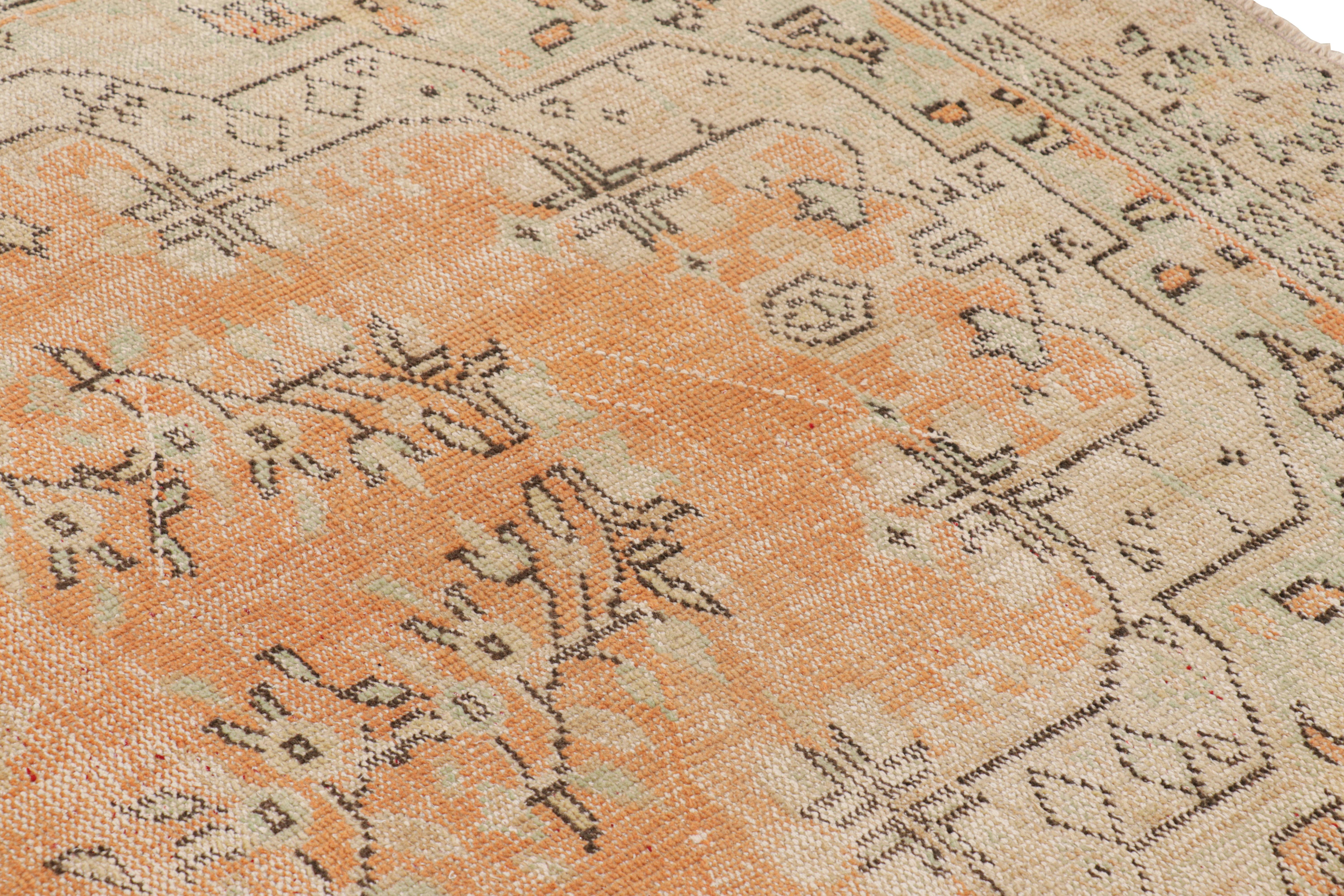 Türkischer Vintage-Teppich in Orange mit beigem Medaillon, von Rug & Kilim (Handgeknüpft) im Angebot