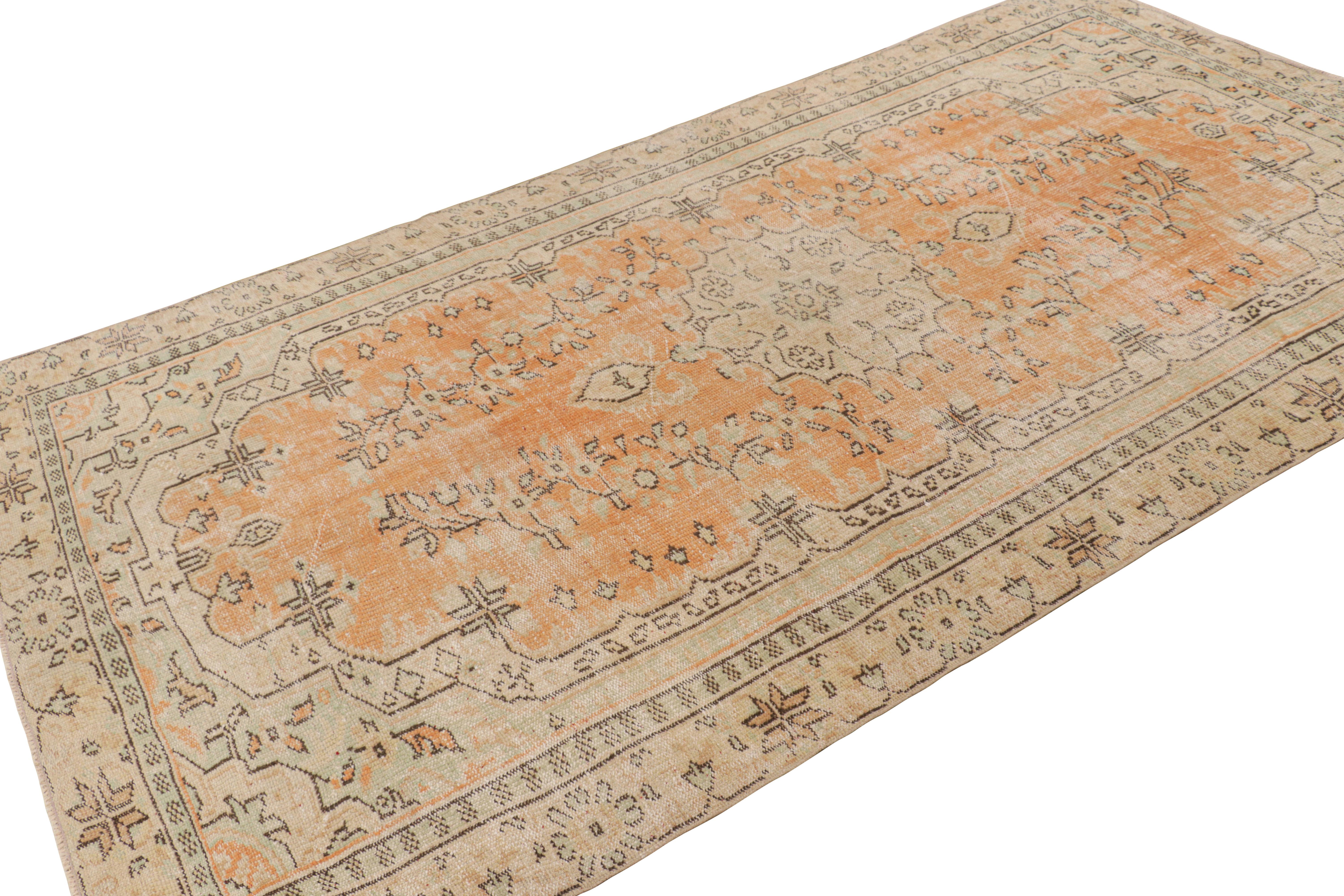 Türkischer Vintage-Teppich in Orange mit beigem Medaillon, von Rug & Kilim im Zustand „Gut“ im Angebot in Long Island City, NY