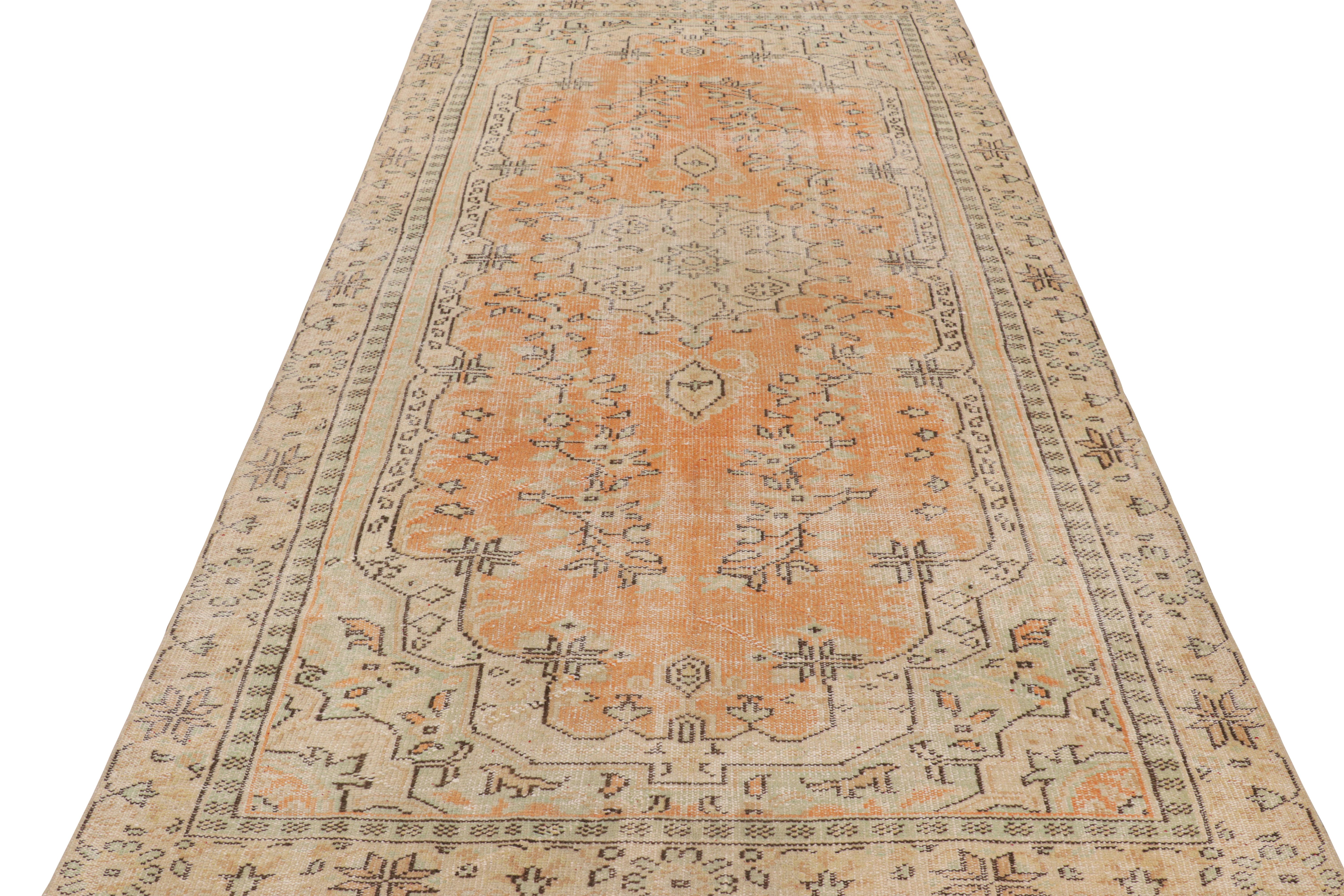 Türkischer Vintage-Teppich in Orange mit beigem Medaillon, von Rug & Kilim (Mitte des 20. Jahrhunderts) im Angebot