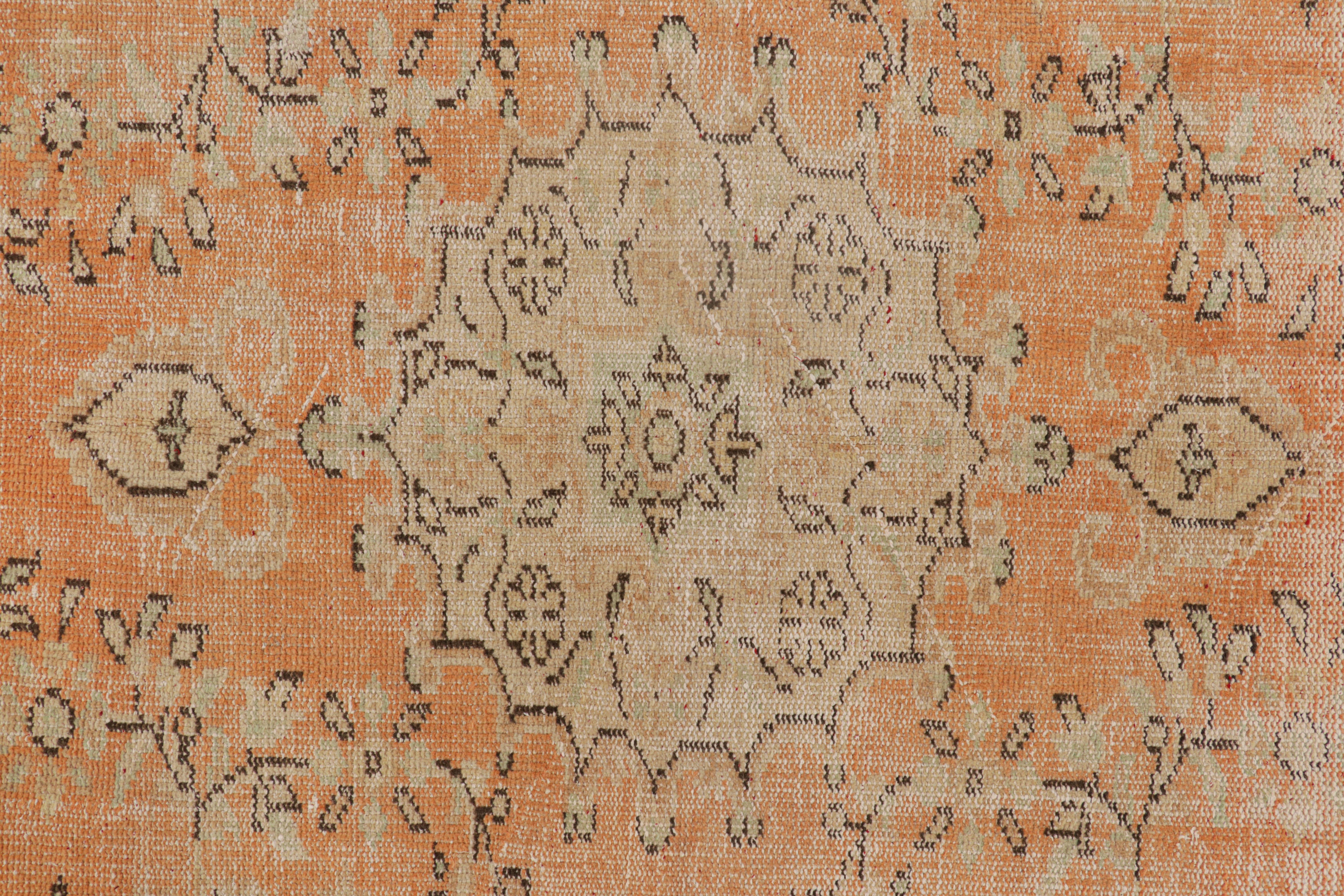 Türkischer Vintage-Teppich in Orange mit beigem Medaillon, von Rug & Kilim (Wolle) im Angebot