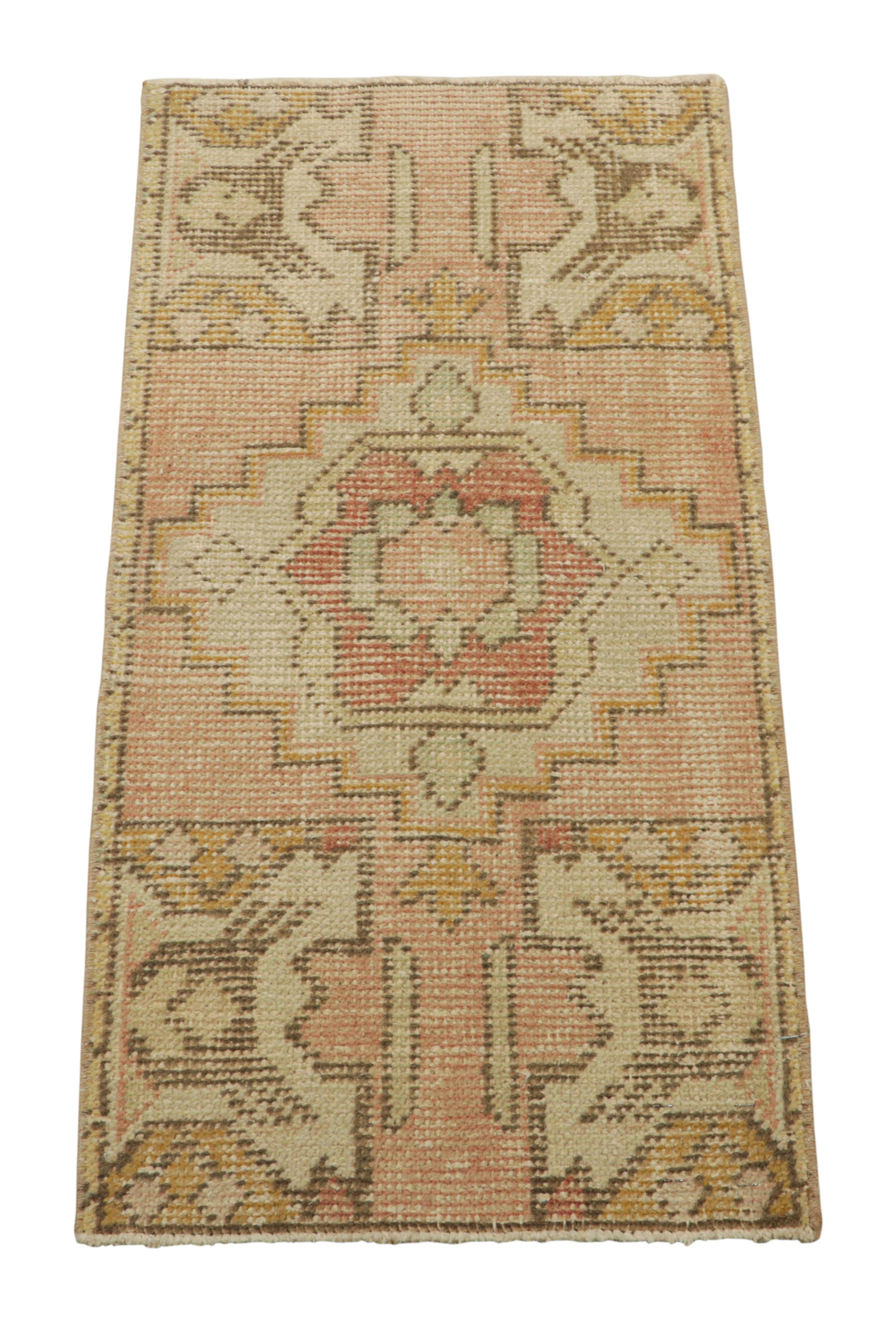  Dieser türkische Teppich im 1x3-Geschenkformat aus handgeknüpfter Wolle stammt aus der Zeit um 1950-1960 und ist eine kühne neue Ergänzung zu Rug & Kilims Auswahl an seltenen und sammelwürdigen Teppichen aus der Mitte des Jahrhunderts dieser