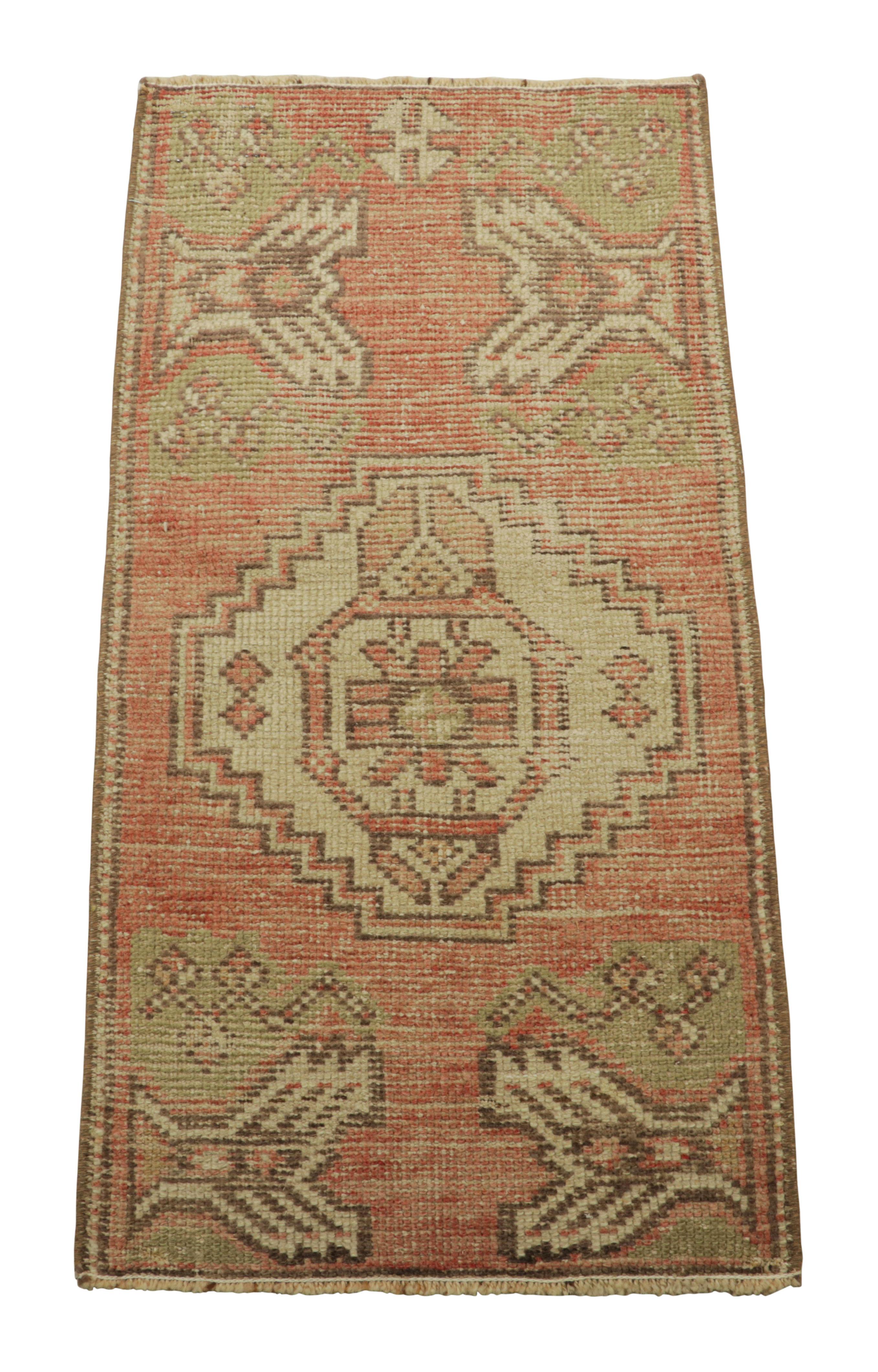  Dieser türkische Teppich im 1x3-Geschenkformat aus handgeknüpfter Wolle stammt aus der Zeit um 1950-1960 und ist eine kühne neue Ergänzung zu Rug & Kilims Auswahl an seltenen und sammelwürdigen Teppichen aus der Mitte des Jahrhunderts dieser