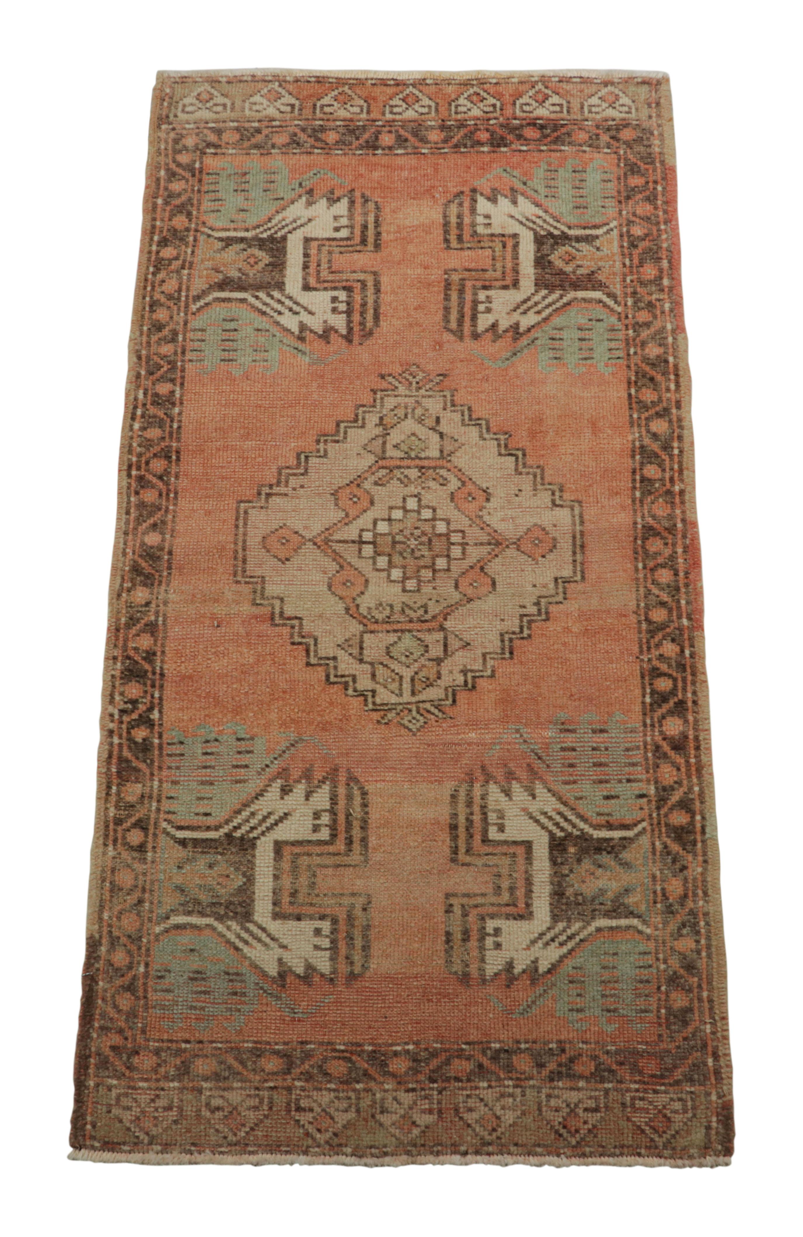 Dieser türkische Teppich im Geschenkformat 2x3 aus handgeknüpfter Wolle stammt aus der Zeit um 1950-1960 und ist eine kühne neue Ergänzung zu Rug & Kilims Auswahl an seltenen und sammelwürdigen Teppichen dieser Provenienz aus der Mitte des