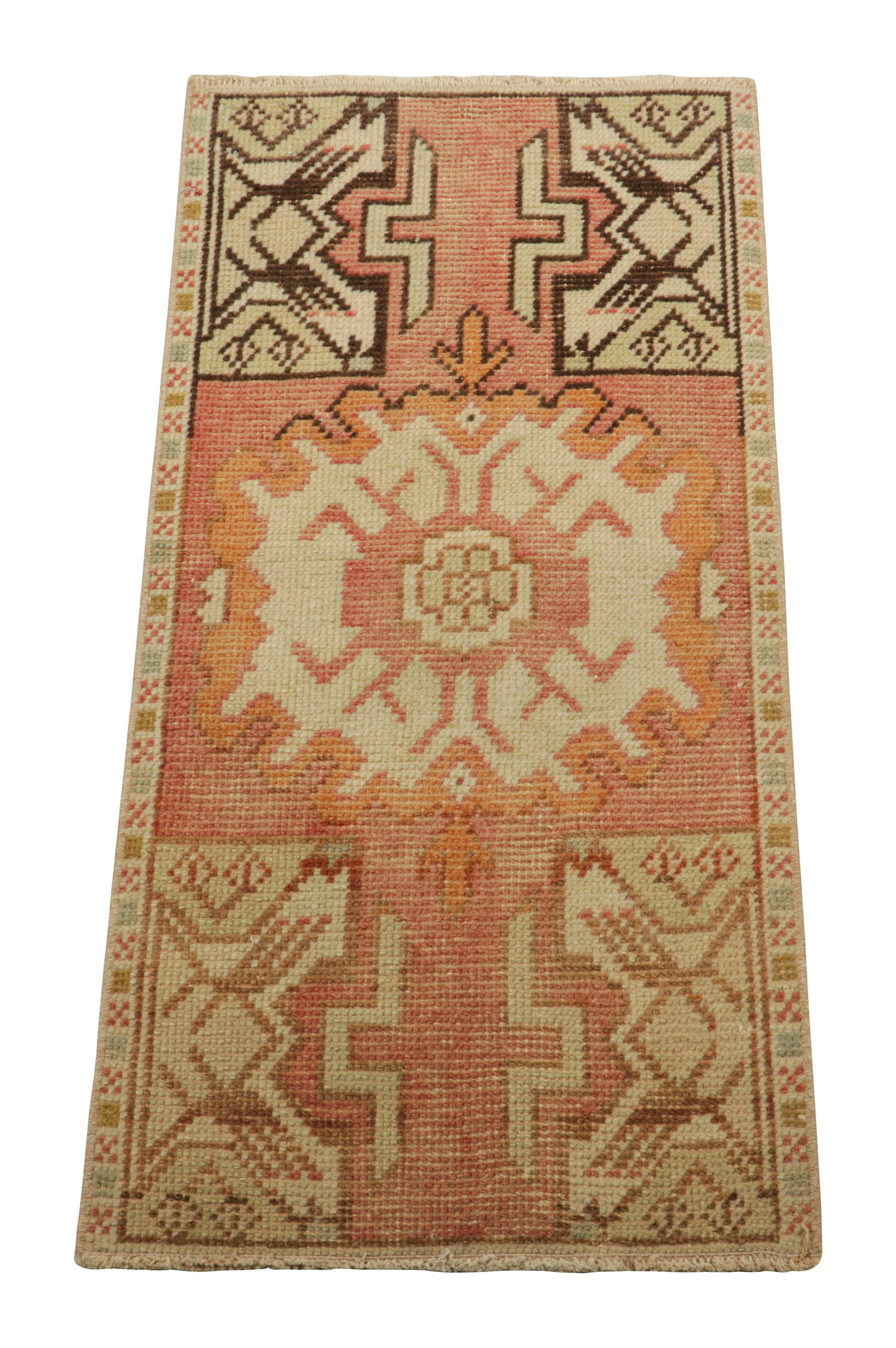 Dieser türkische Teppich im 1x3-Geschenkformat aus handgeknüpfter Wolle stammt aus der Zeit um 1950-1960 und ist eine kühne neue Ergänzung zu Rug & Kilims Auswahl an seltenen und sammelwürdigen Teppichen aus der Mitte des Jahrhunderts dieser