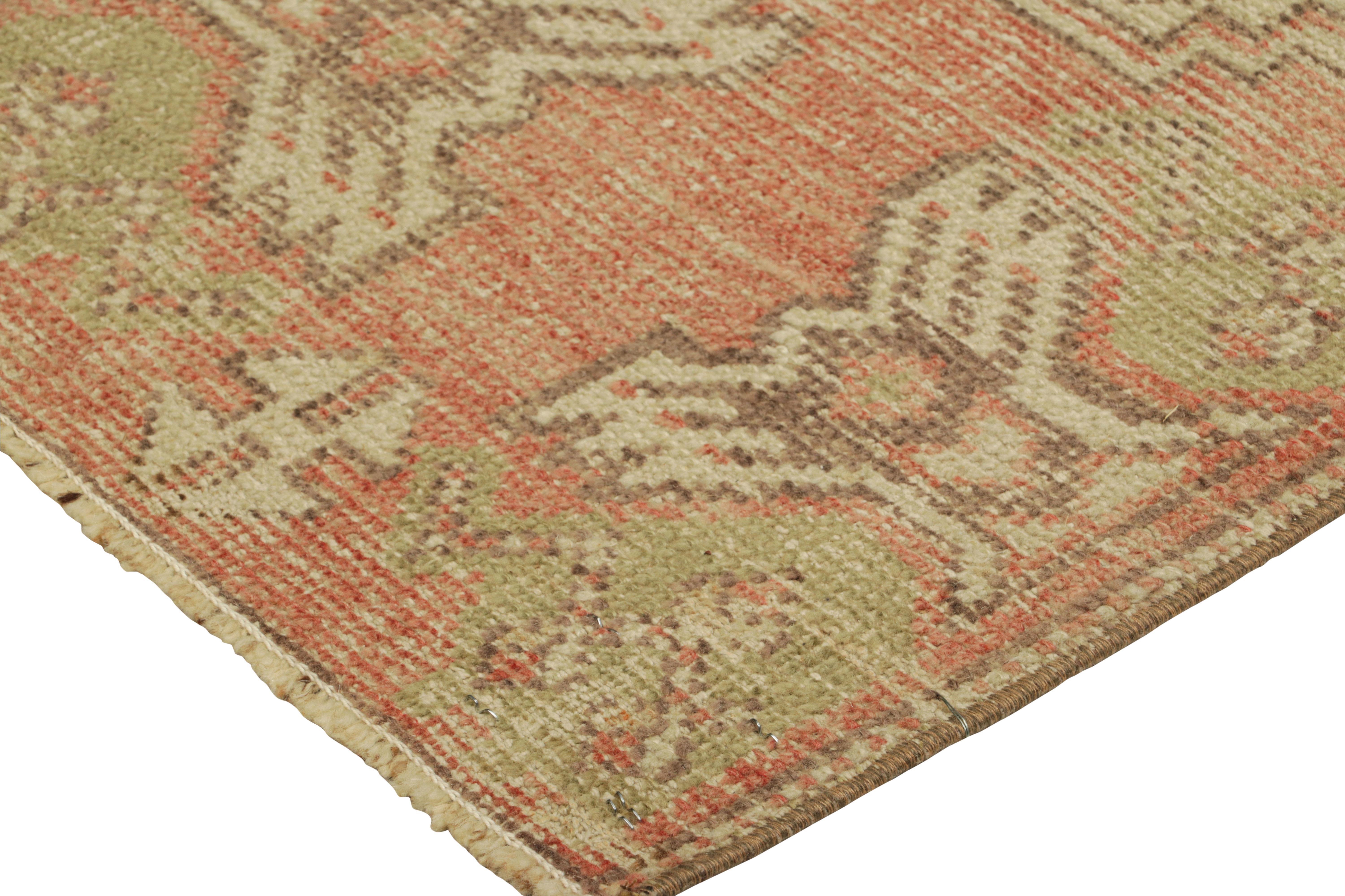 Türkischer Vintage-Teppich in Rosa und Creme mit geometrischem Medaillon  Rug & Kilim (Kelim) im Angebot