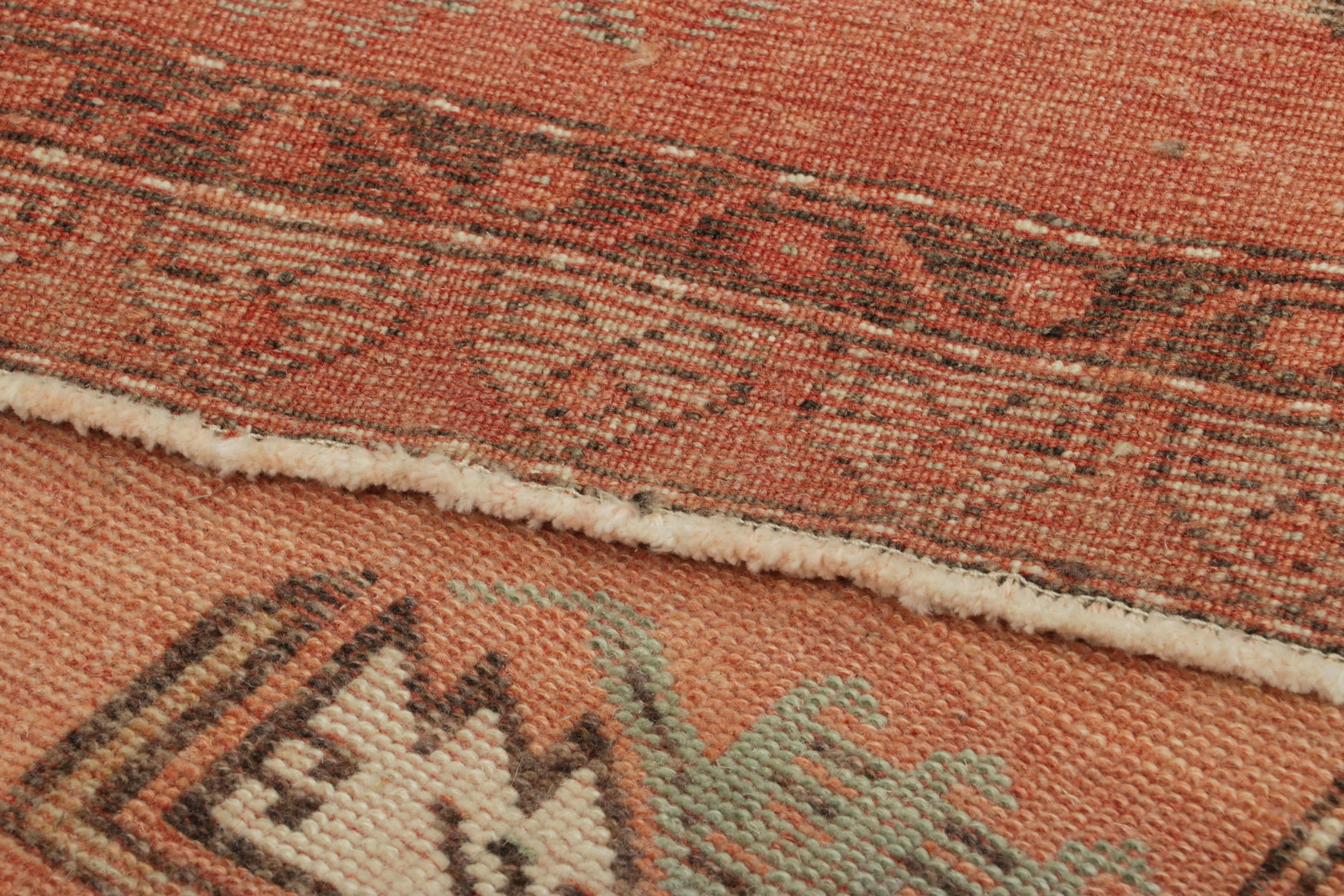 Türkischer Vintage-Teppich in Rosa und Creme mit geometrischem Medaillon  Rug & Kilim (Kelim) im Angebot