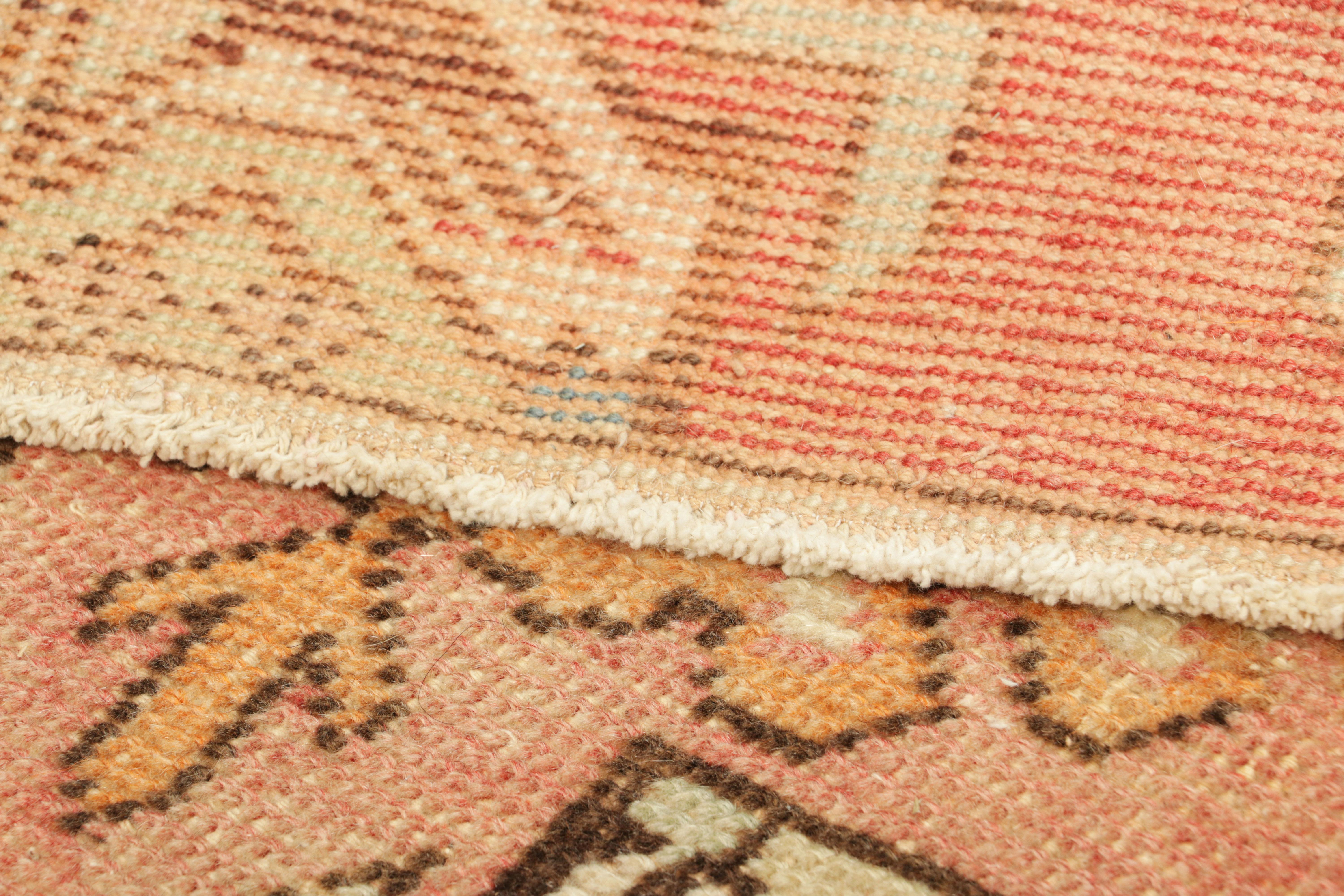 Türkischer Vintage-Teppich in Rosa und Creme mit geometrischem Medaillon  Rug & Kilim (Kelim) im Angebot