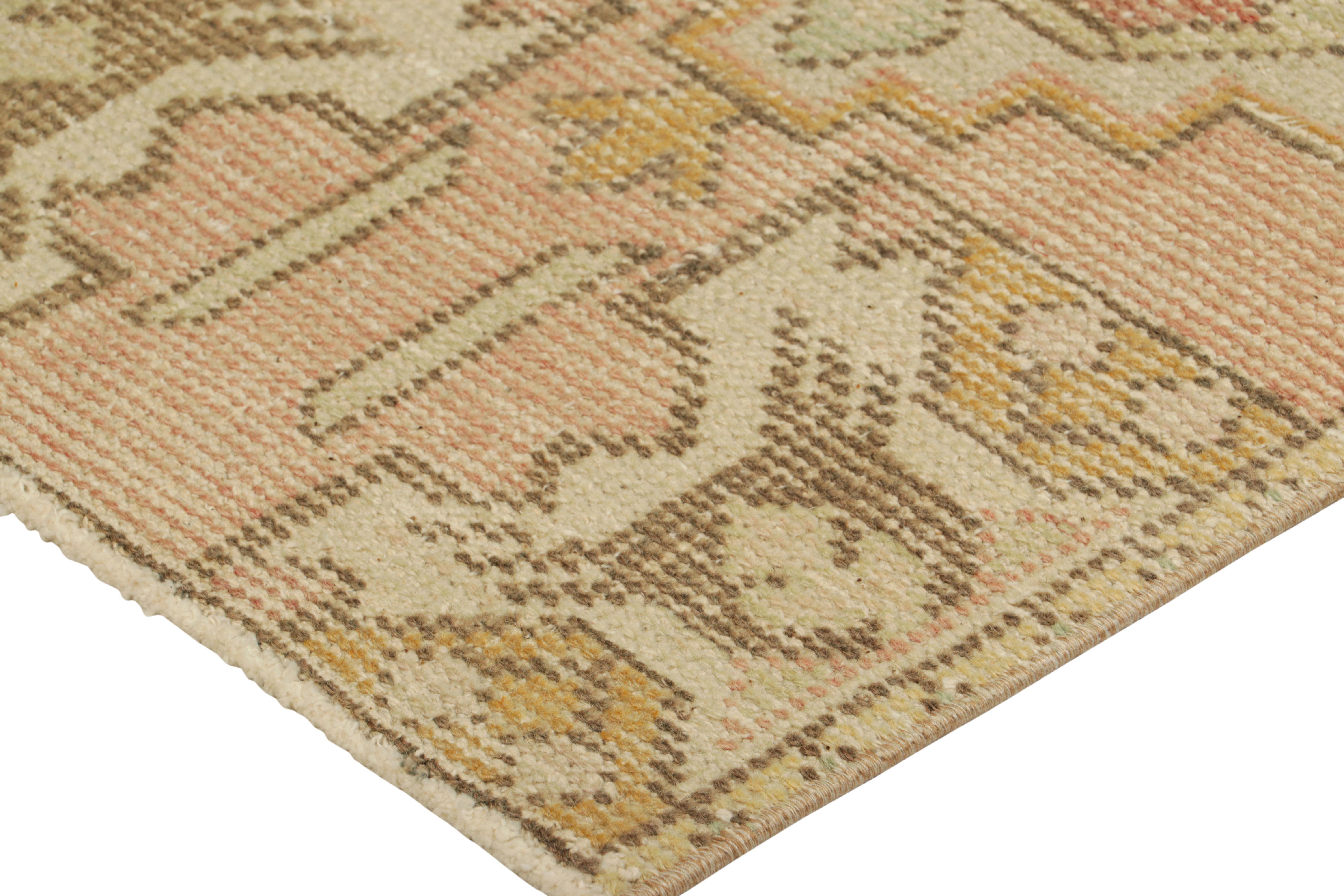 Türkischer Vintage-Teppich in Rosa und Creme mit geometrischem Medaillon  Rug & Kilim (Handgeknüpft) im Angebot