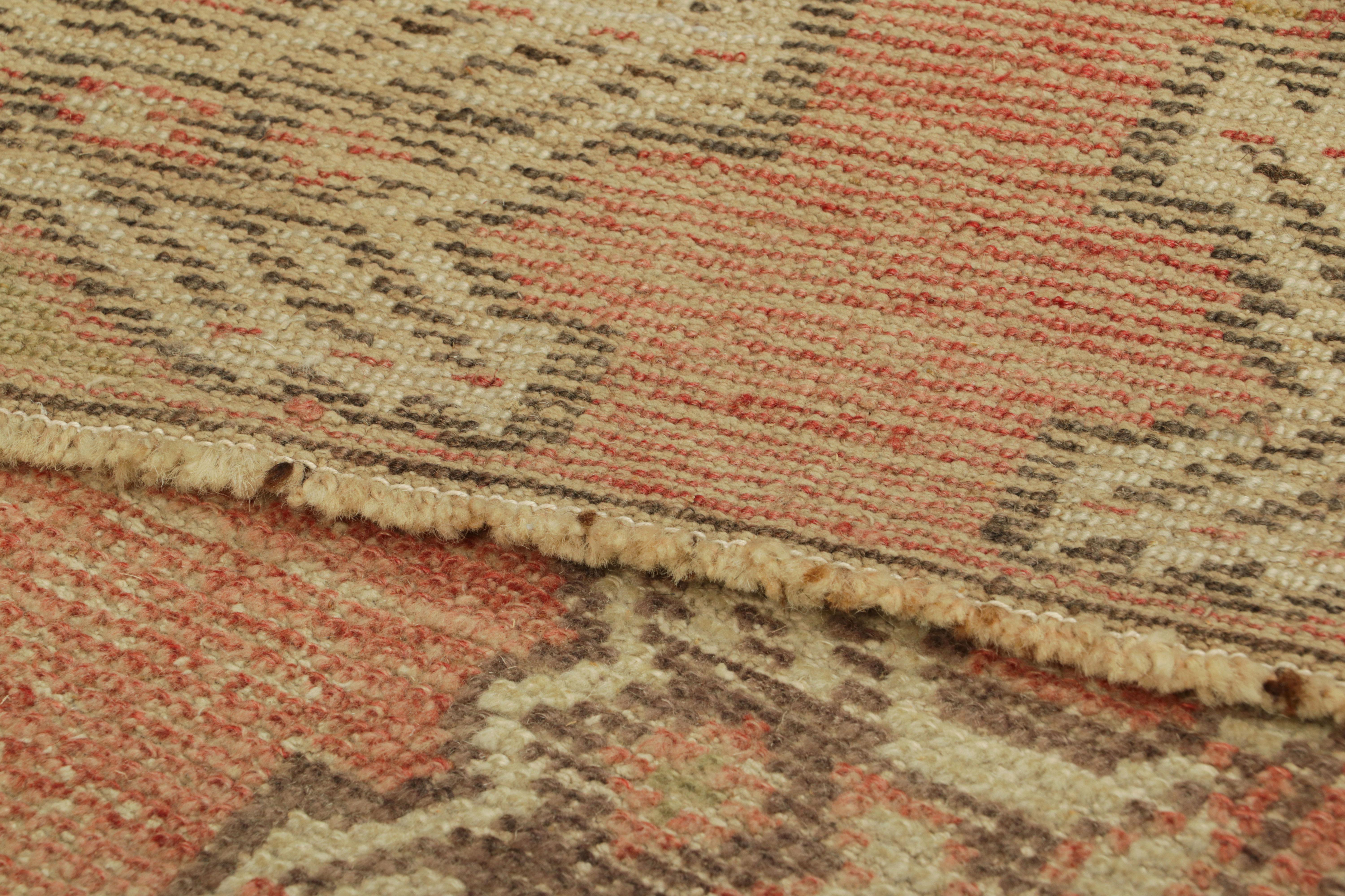 Türkischer Vintage-Teppich in Rosa und Creme mit geometrischem Medaillon  Rug & Kilim (Handgeknüpft) im Angebot