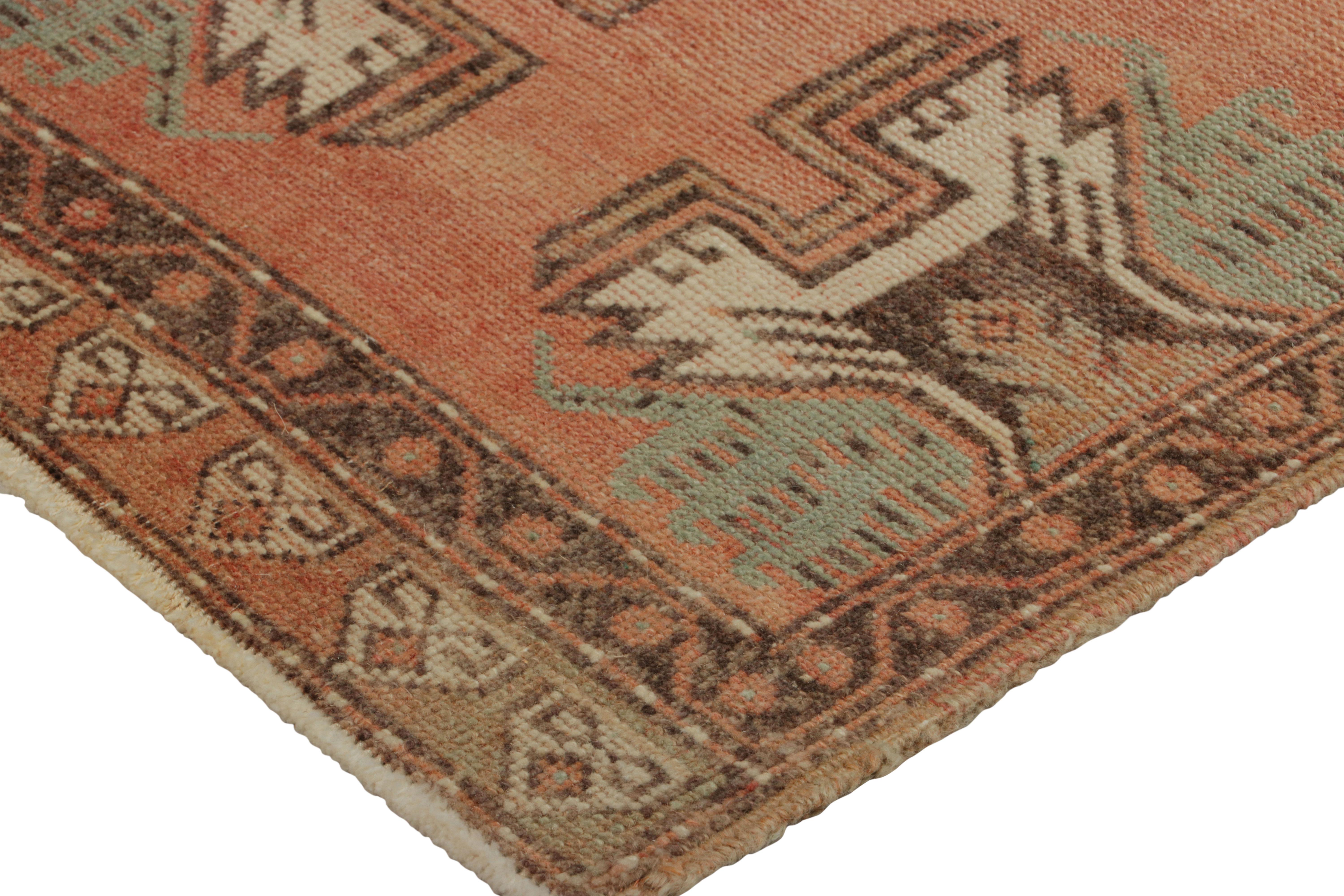 Türkischer Vintage-Teppich in Rosa und Creme mit geometrischem Medaillon  Rug & Kilim (Handgeknüpft) im Angebot