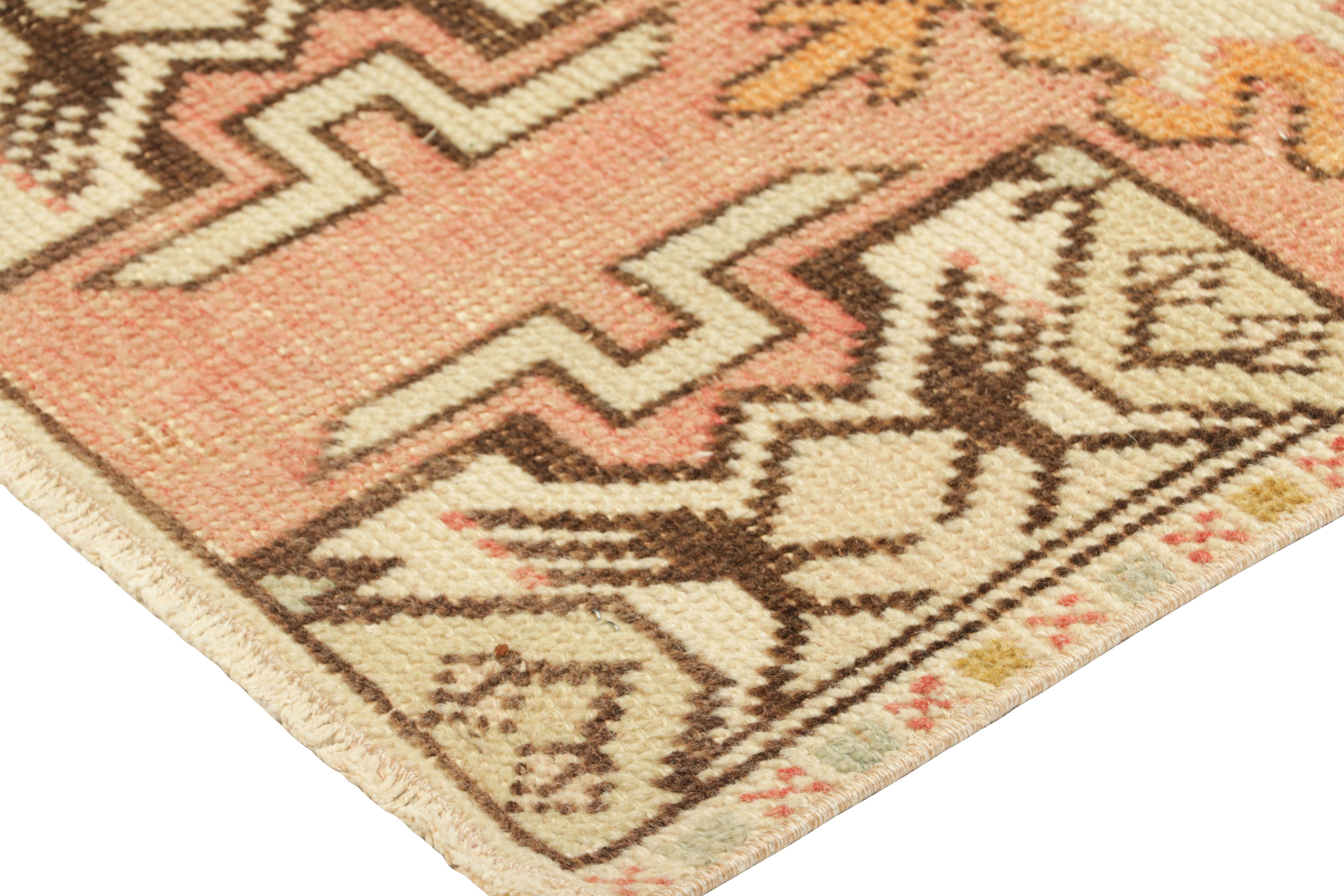 Türkischer Vintage-Teppich in Rosa und Creme mit geometrischem Medaillon  Rug & Kilim (Handgeknüpft) im Angebot