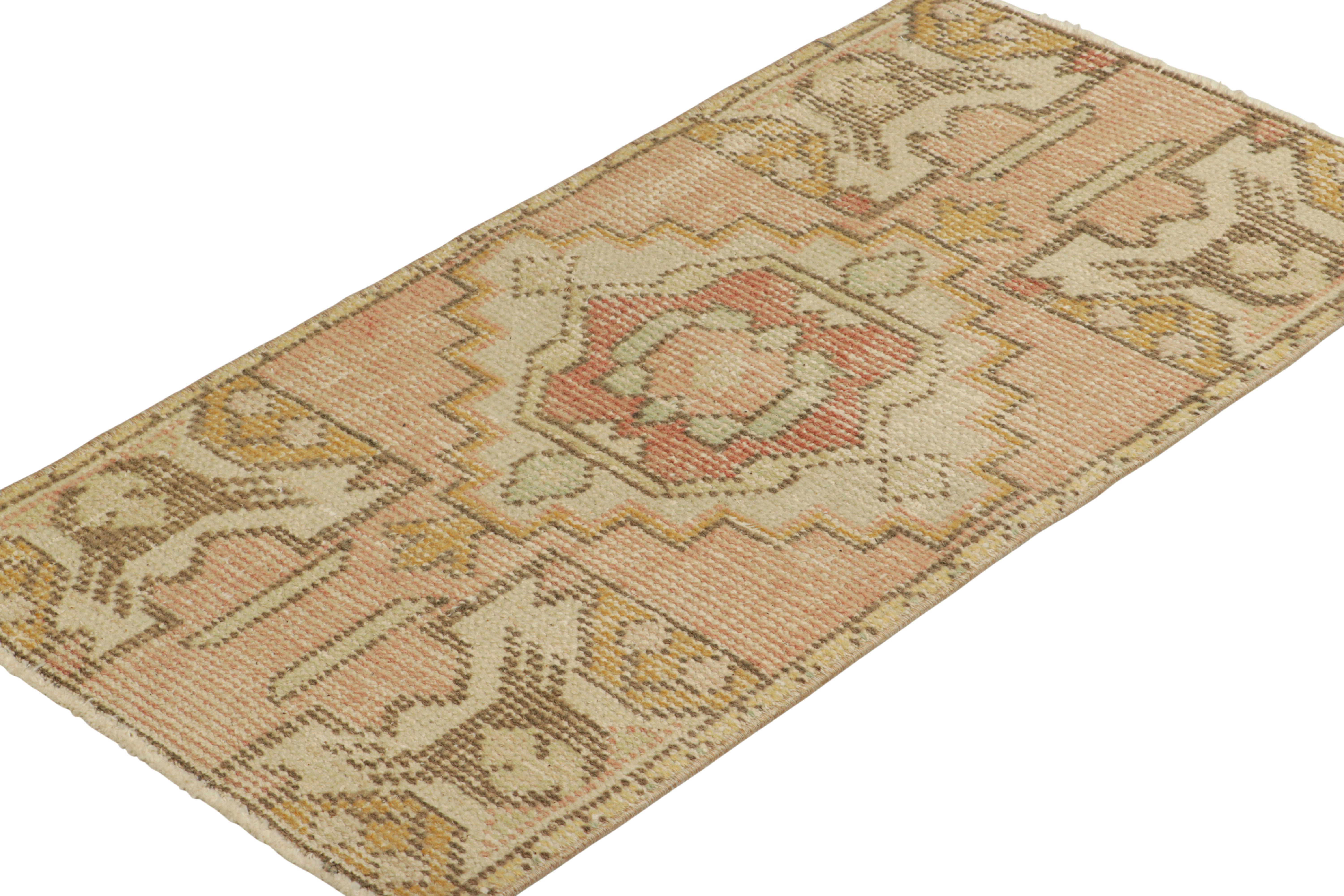 Türkischer Vintage-Teppich in Rosa und Creme mit geometrischem Medaillon  Rug & Kilim im Zustand „Gut“ im Angebot in Long Island City, NY