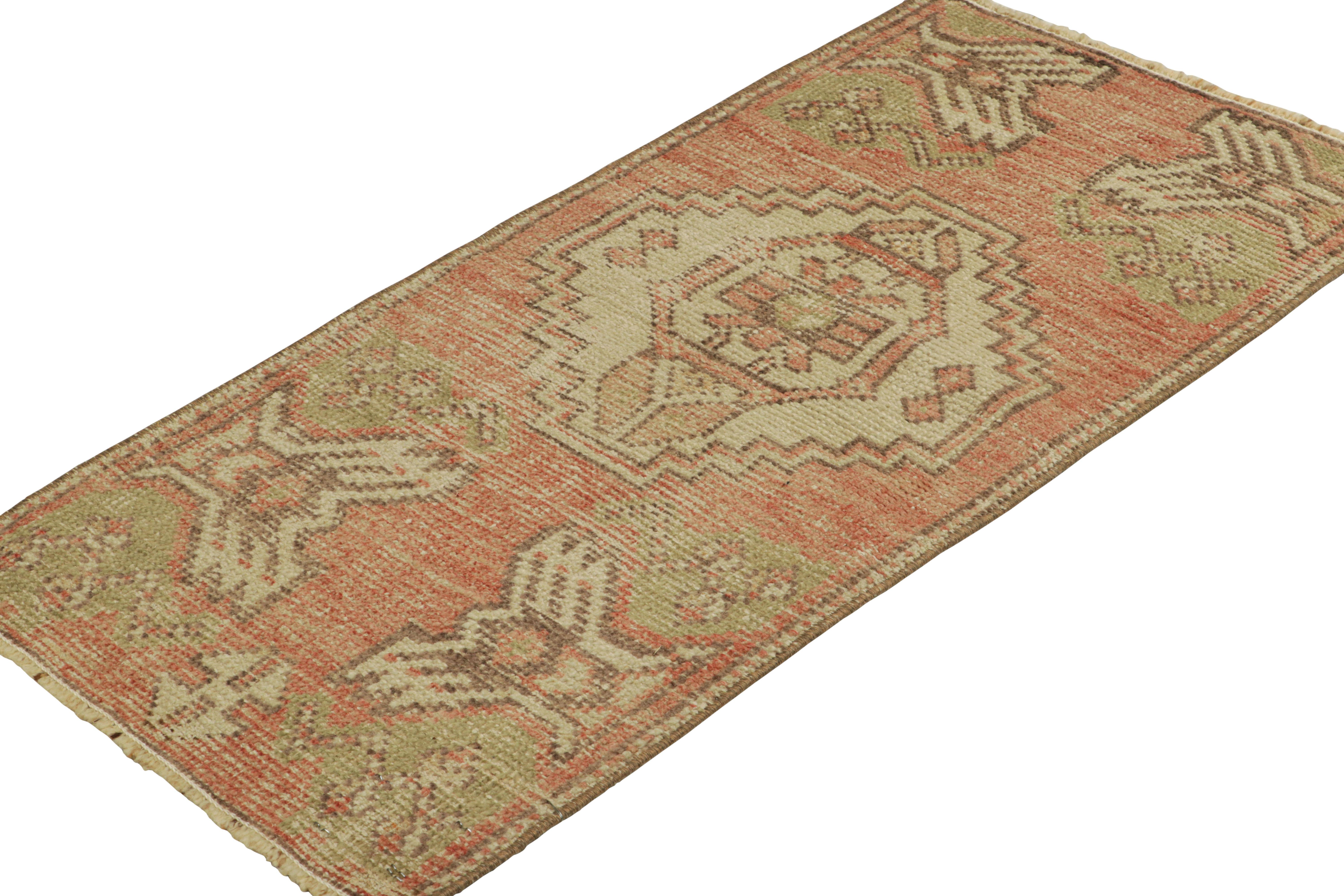 Türkischer Vintage-Teppich in Rosa und Creme mit geometrischem Medaillon  Rug & Kilim im Zustand „Gut“ im Angebot in Long Island City, NY