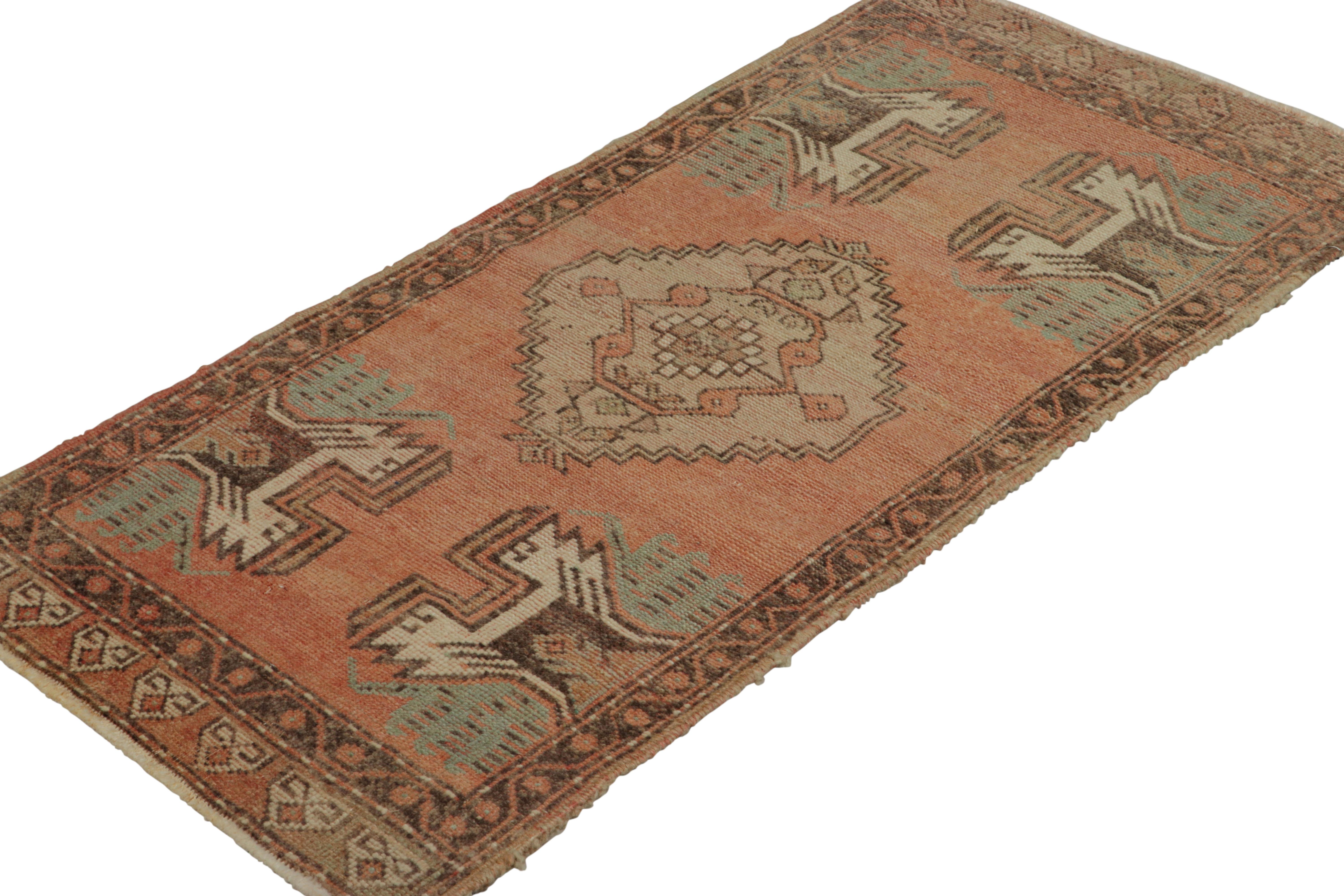 Türkischer Vintage-Teppich in Rosa und Creme mit geometrischem Medaillon  Rug & Kilim im Zustand „Gut“ im Angebot in Long Island City, NY