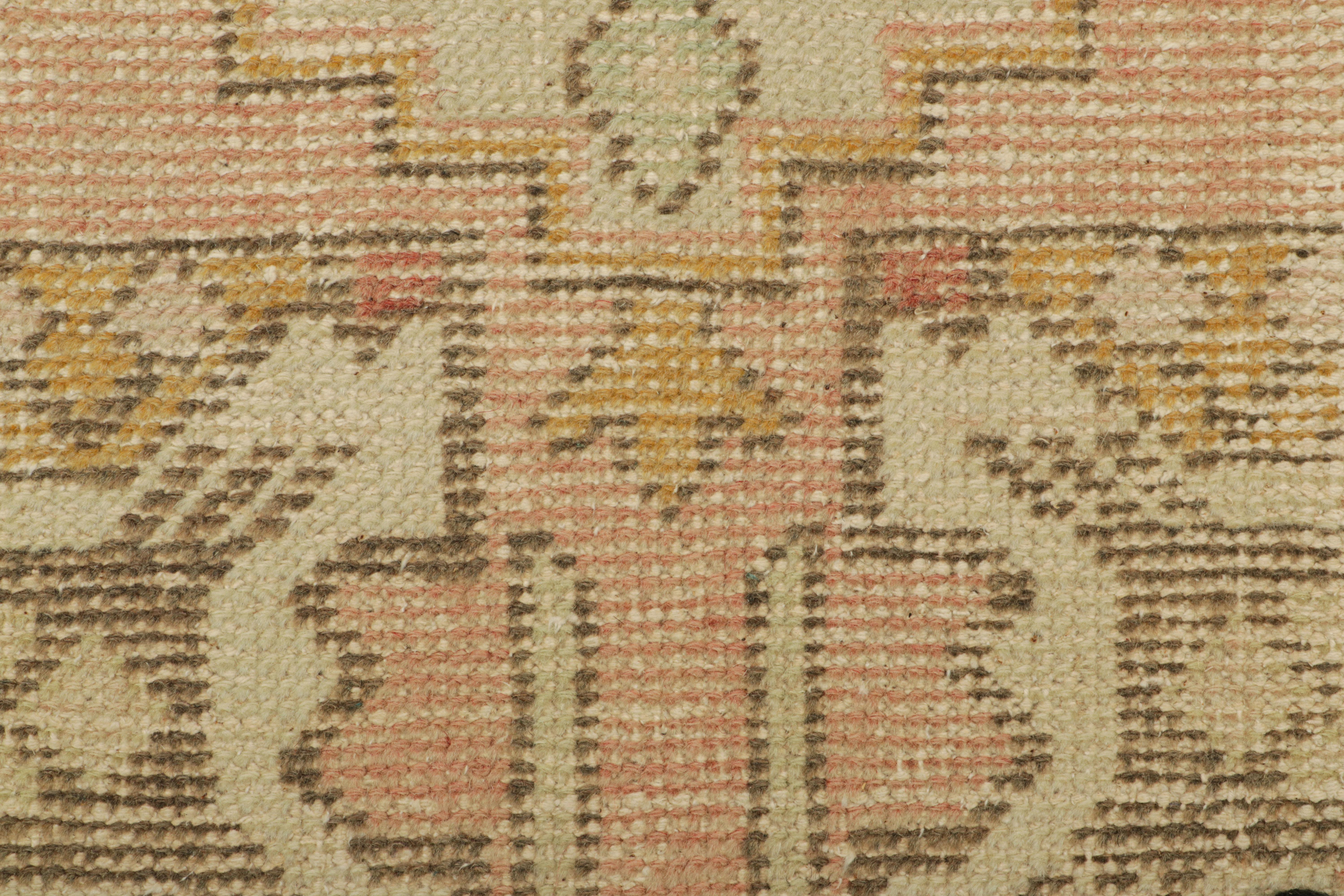 Türkischer Vintage-Teppich in Rosa und Creme mit geometrischem Medaillon  Rug & Kilim (Mitte des 20. Jahrhunderts) im Angebot