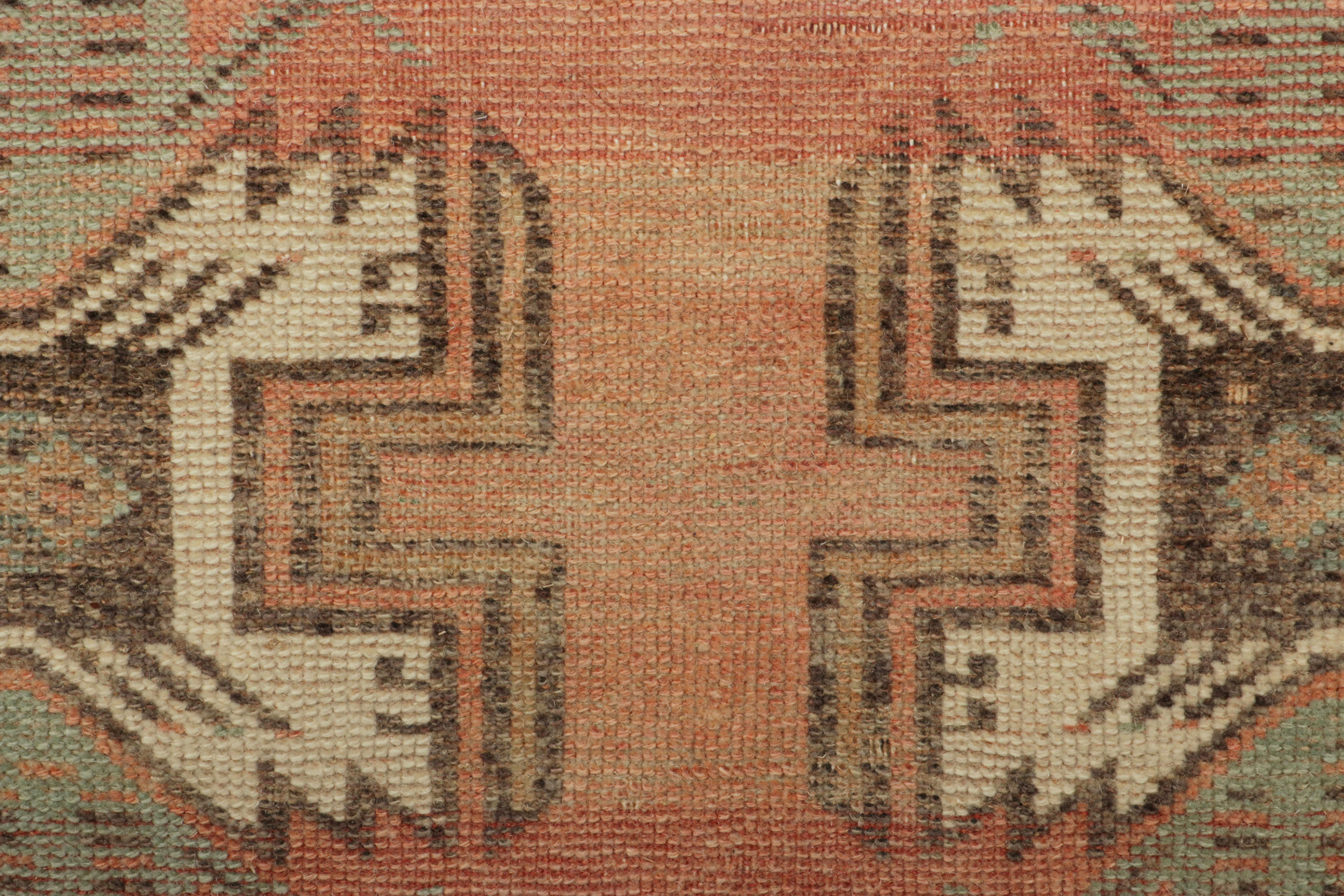 Türkischer Vintage-Teppich in Rosa und Creme mit geometrischem Medaillon  Rug & Kilim (Mitte des 20. Jahrhunderts) im Angebot