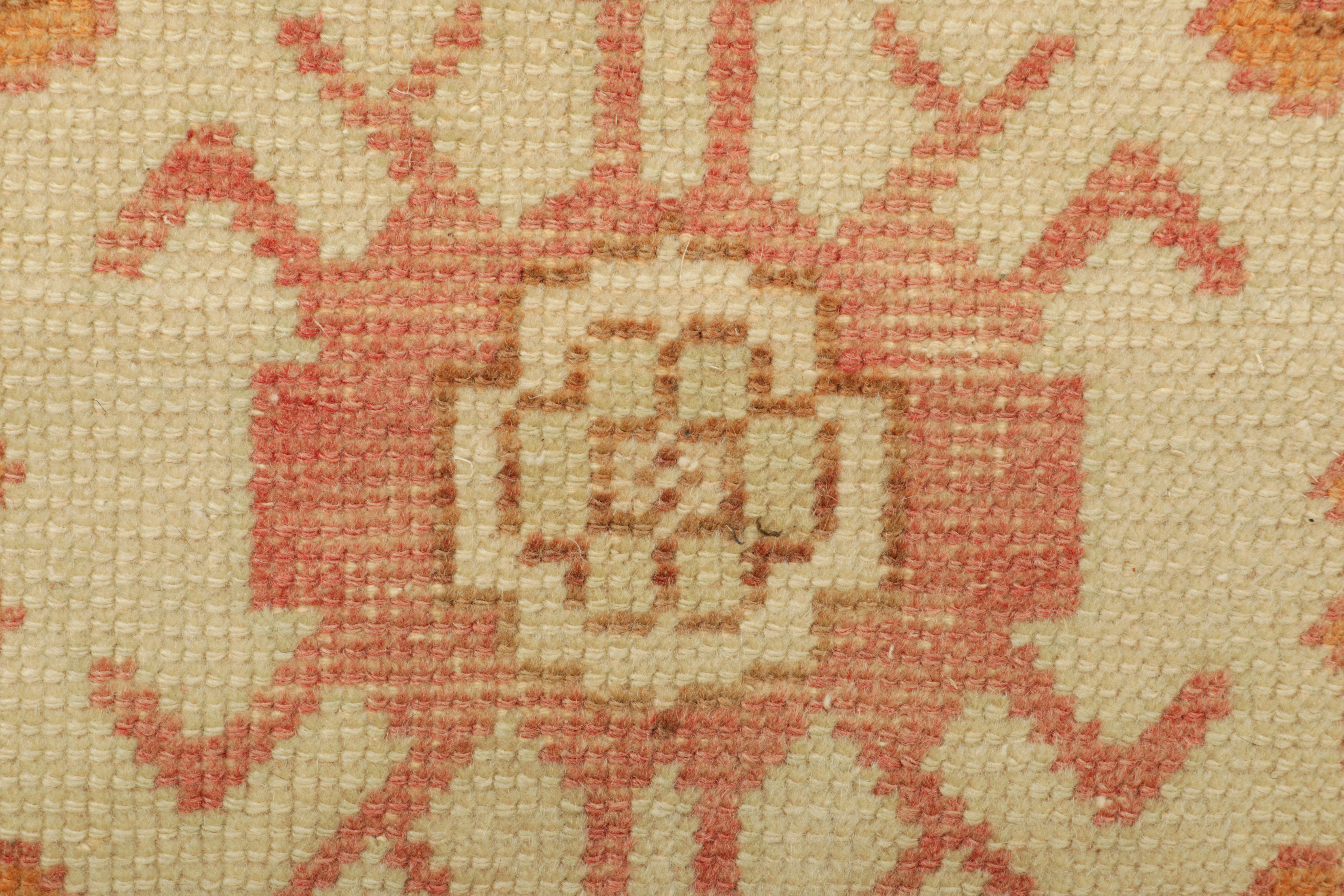 Türkischer Vintage-Teppich in Rosa und Creme mit geometrischem Medaillon  Rug & Kilim (Mitte des 20. Jahrhunderts) im Angebot
