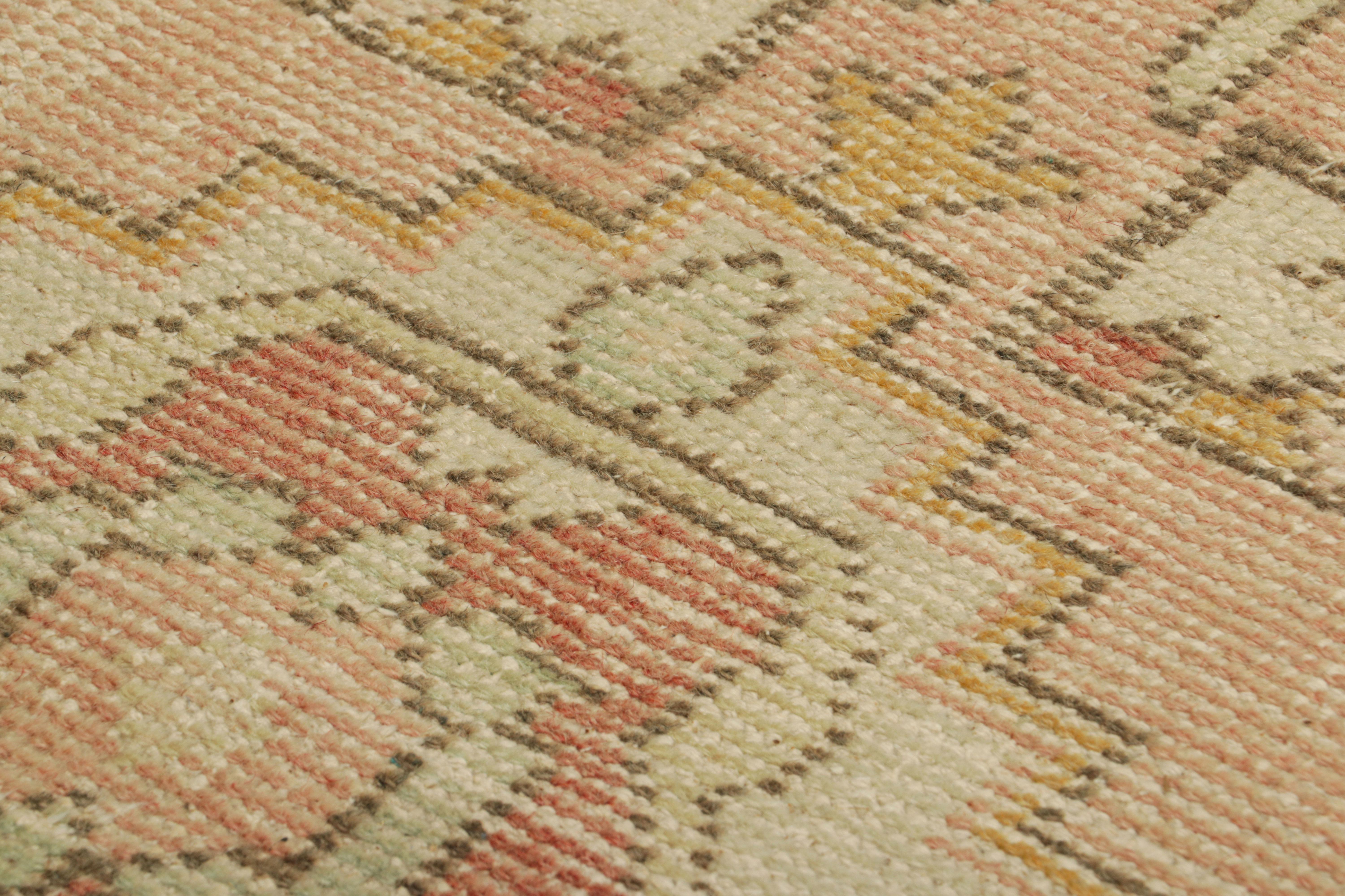 Türkischer Vintage-Teppich in Rosa und Creme mit geometrischem Medaillon  Rug & Kilim (Wolle) im Angebot