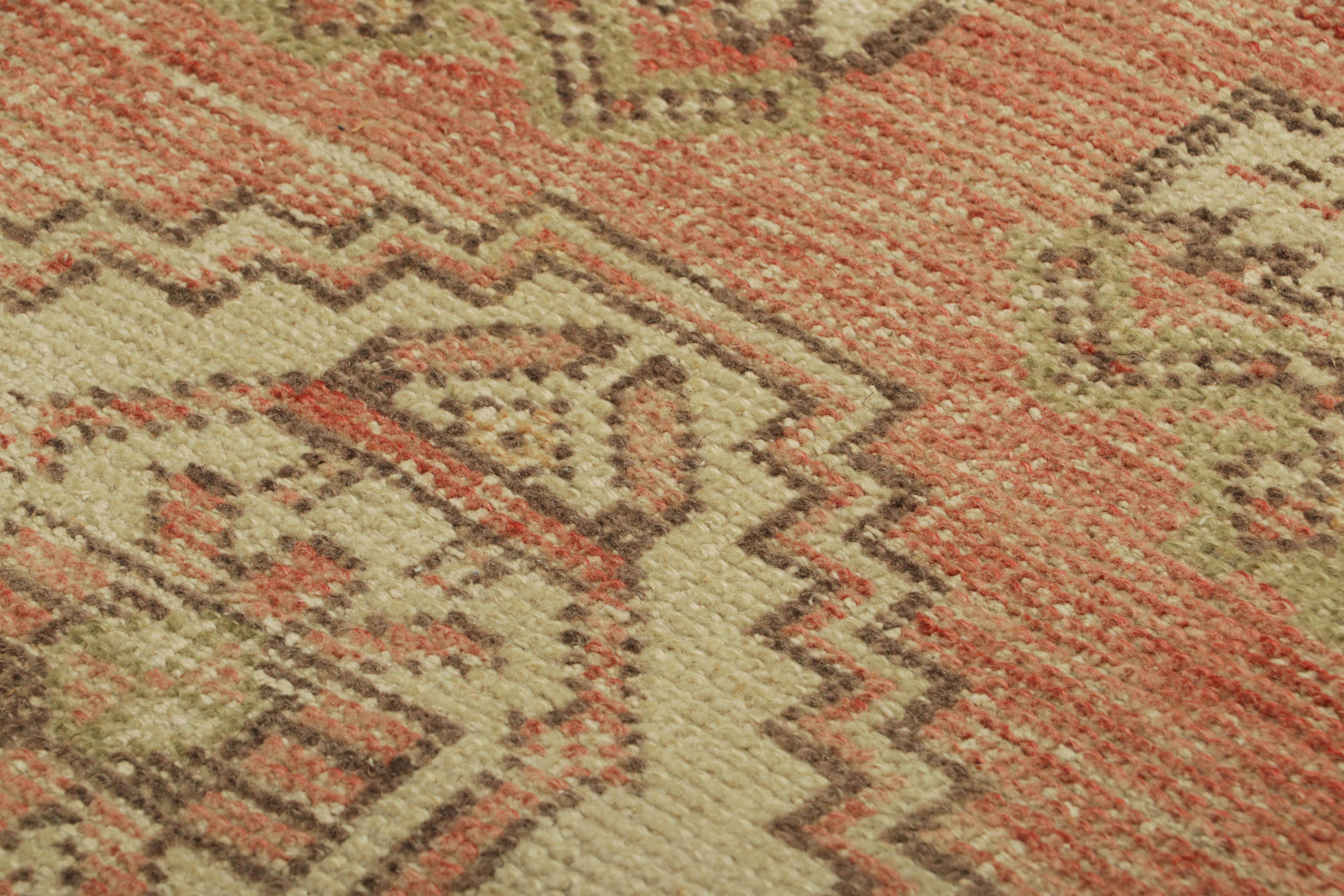 Türkischer Vintage-Teppich in Rosa und Creme mit geometrischem Medaillon  Rug & Kilim (Wolle) im Angebot