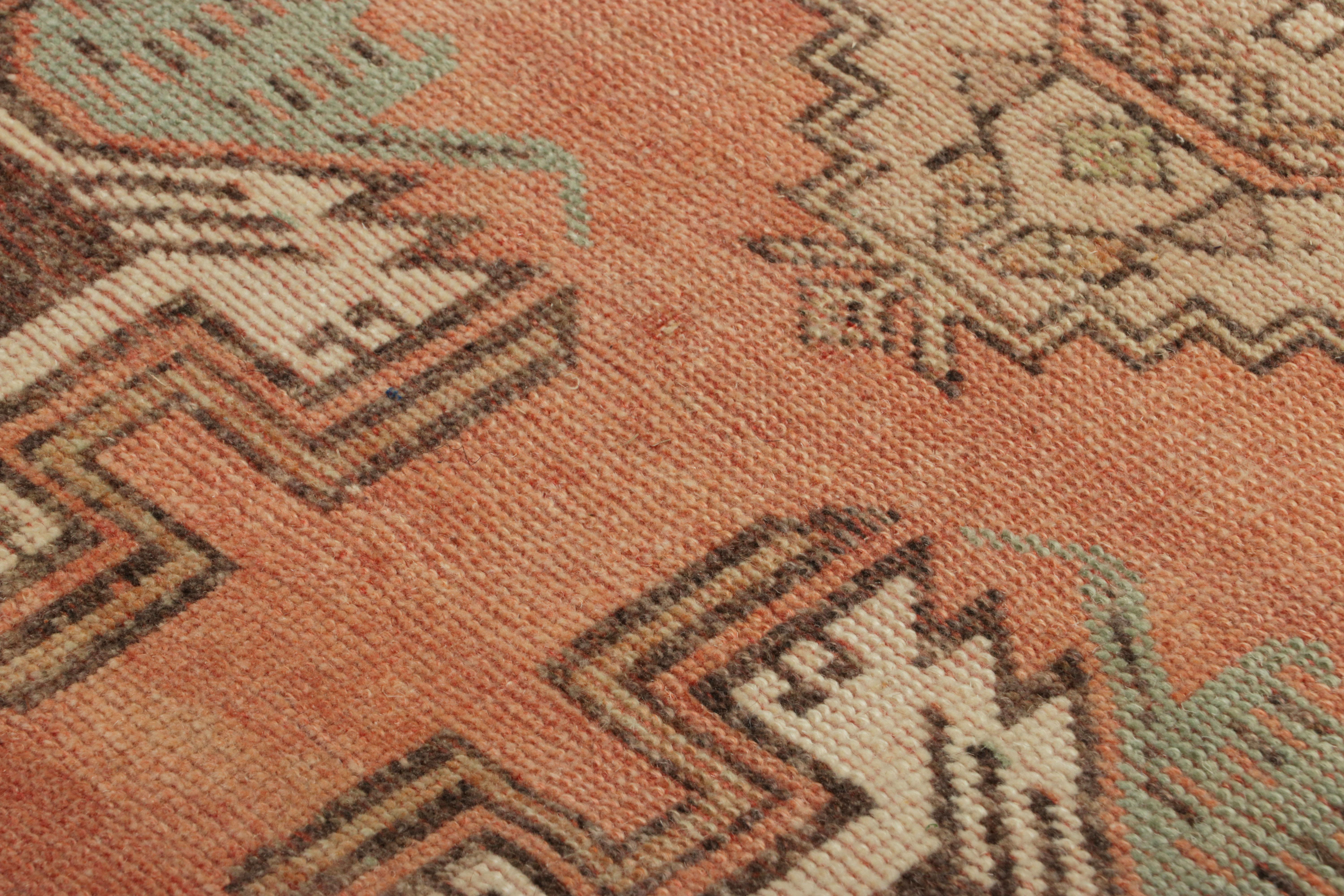 Türkischer Vintage-Teppich in Rosa und Creme mit geometrischem Medaillon  Rug & Kilim (Wolle) im Angebot