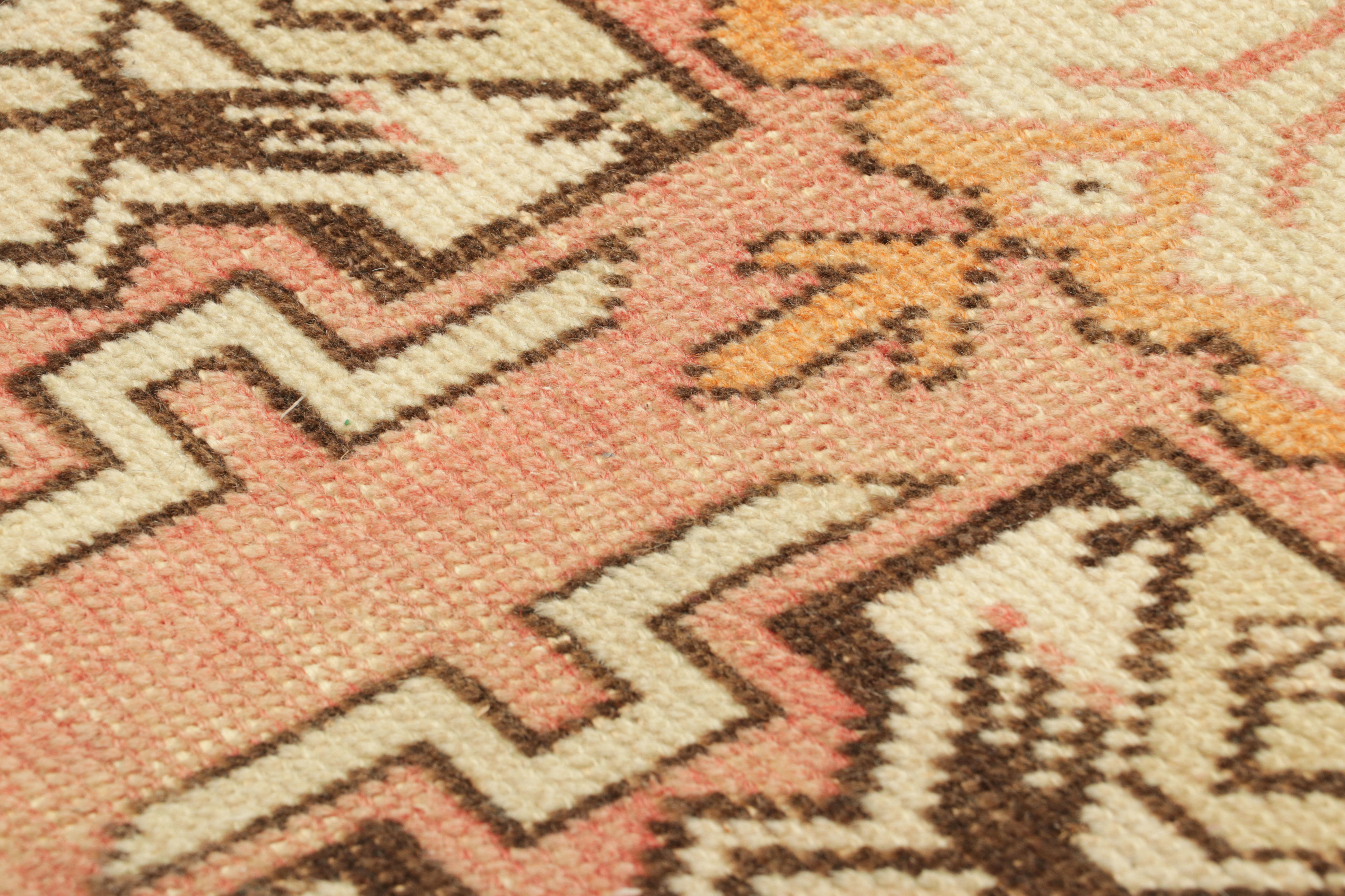 Türkischer Vintage-Teppich in Rosa und Creme mit geometrischem Medaillon  Rug & Kilim (Wolle) im Angebot