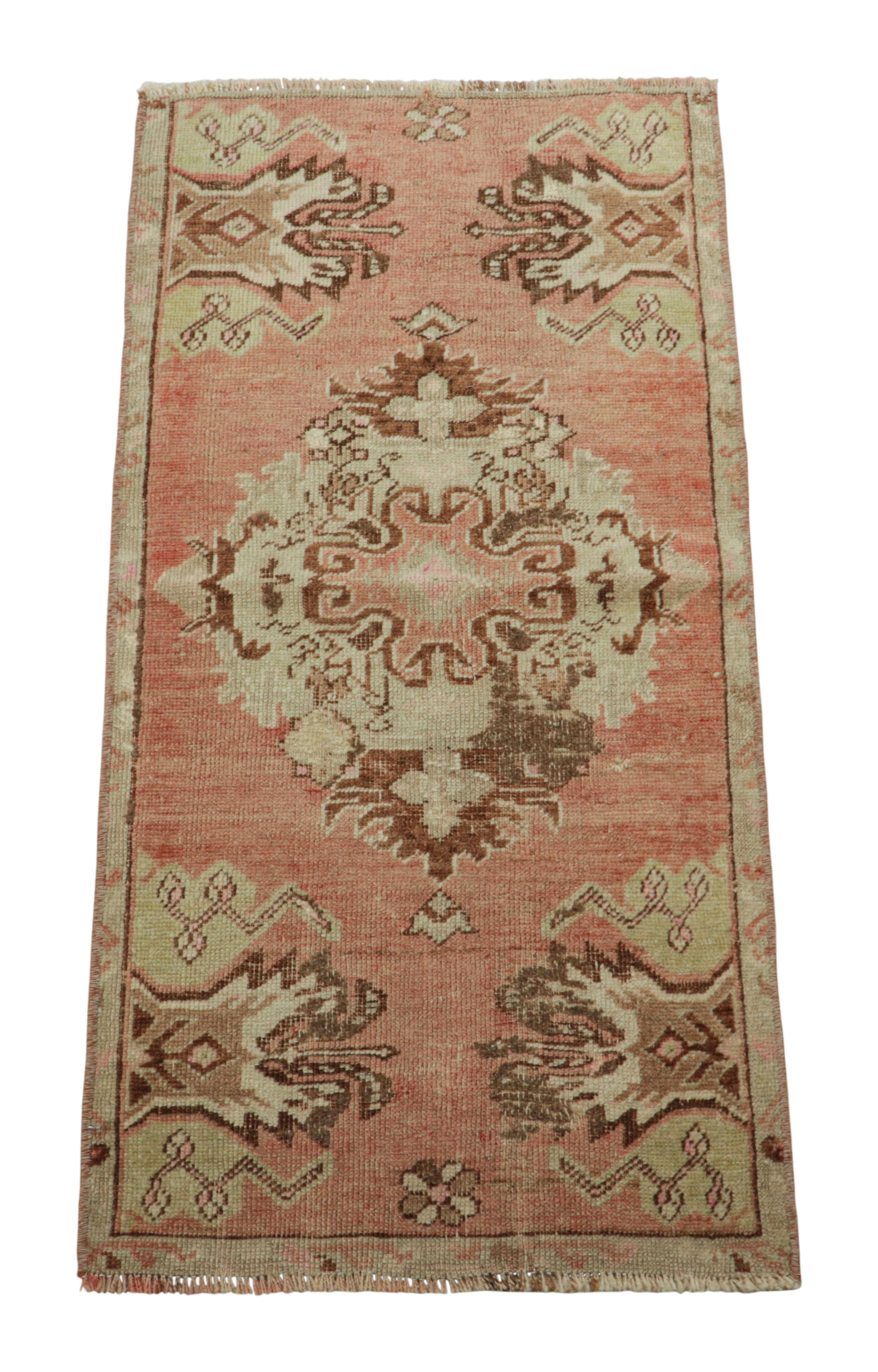 Dieser türkische Teppich im Geschenkformat 1x3 aus handgeknüpfter Wolle stammt aus der Zeit um 1950-1960 und gehört zu einer Kollektion von Teppichen aus der Mitte des Jahrhunderts, die durch ihre antike Waschung ein altes, fast beschädigtes
