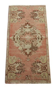 Türkischer Vintage-Teppich in Rosa & Creme mit buntem, geblümtem Medaillon  Rug & Kilim