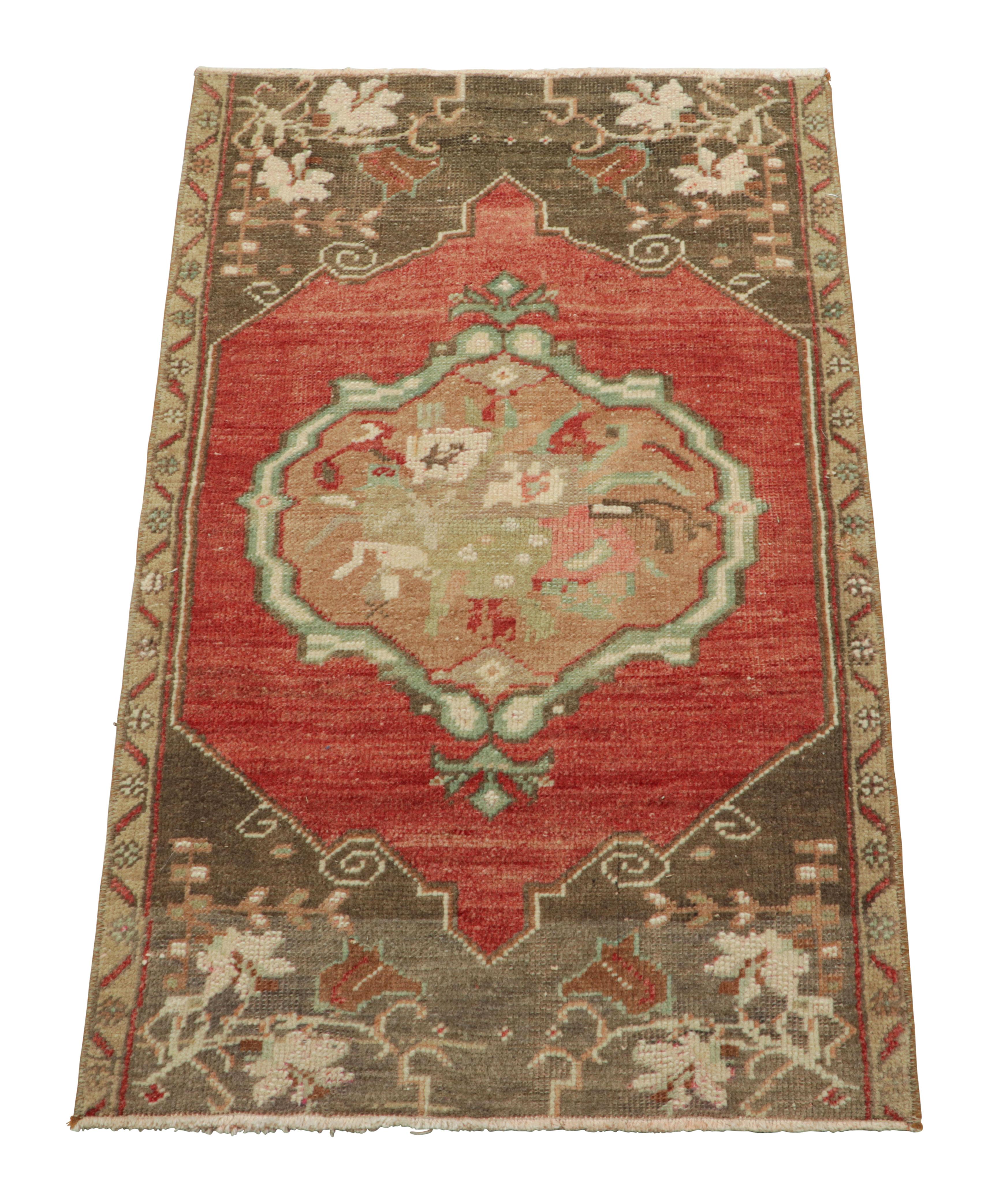 Dieser türkische Teppich im Geschenkformat 2x3 aus handgeknüpfter Wolle stammt aus der Zeit um 1950-1960 und gehört zu einer Kollektion von Teppichen aus der Mitte des Jahrhunderts, die durch ihre antike Waschung ein altes, fast beschädigtes