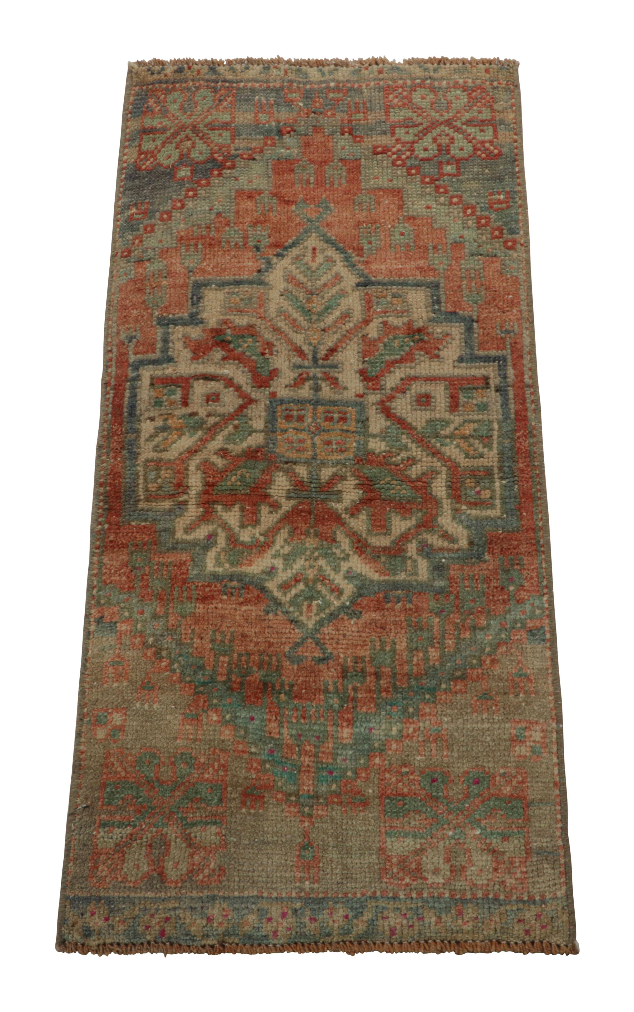 Dieser türkische Teppich im Geschenkformat 1x3 aus handgeknüpfter Wolle stammt aus der Zeit um 1950-1960 und gehört zu einer Kollektion von Teppichen aus der Mitte des Jahrhunderts, die durch ihre antike Waschung ein altes, fast beschädigtes