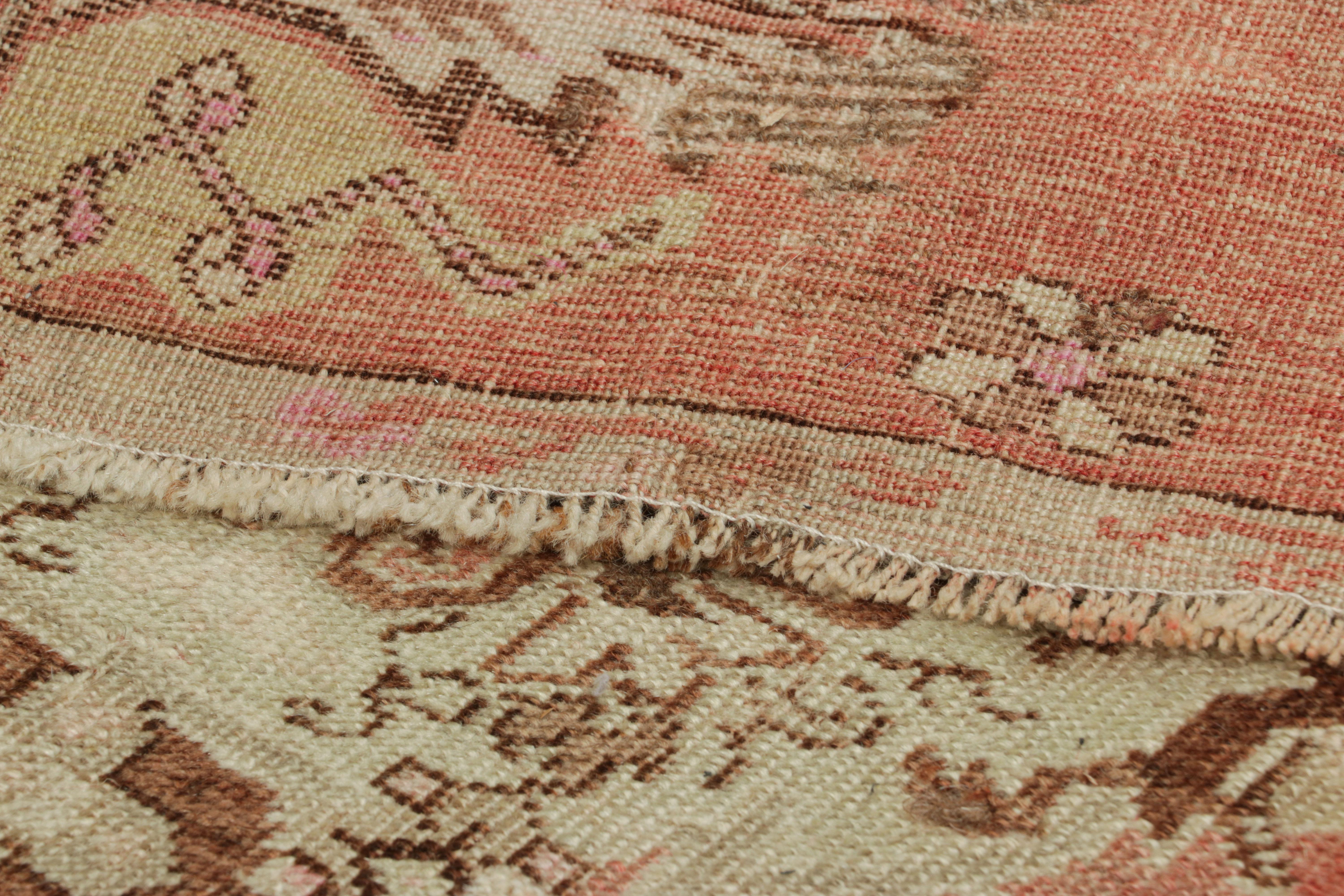 Türkischer Vintage-Teppich in Rosa & Creme mit buntem, geblümtem Medaillon  Rug & Kilim (Kelim) im Angebot