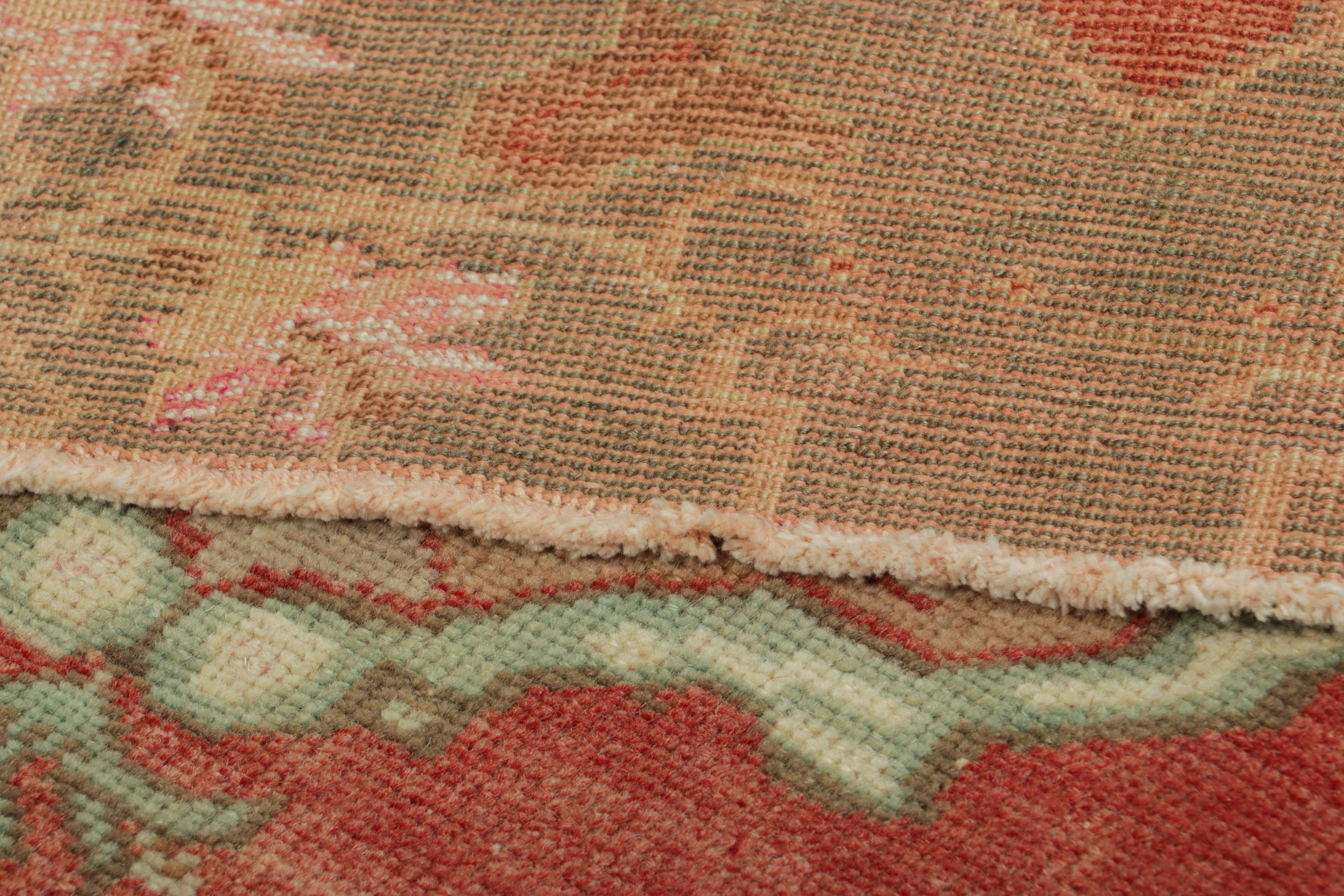 Türkischer Vintage-Teppich in Rosa & Creme mit buntem, geblümtem Medaillon  Rug & Kilim (Kelim) im Angebot