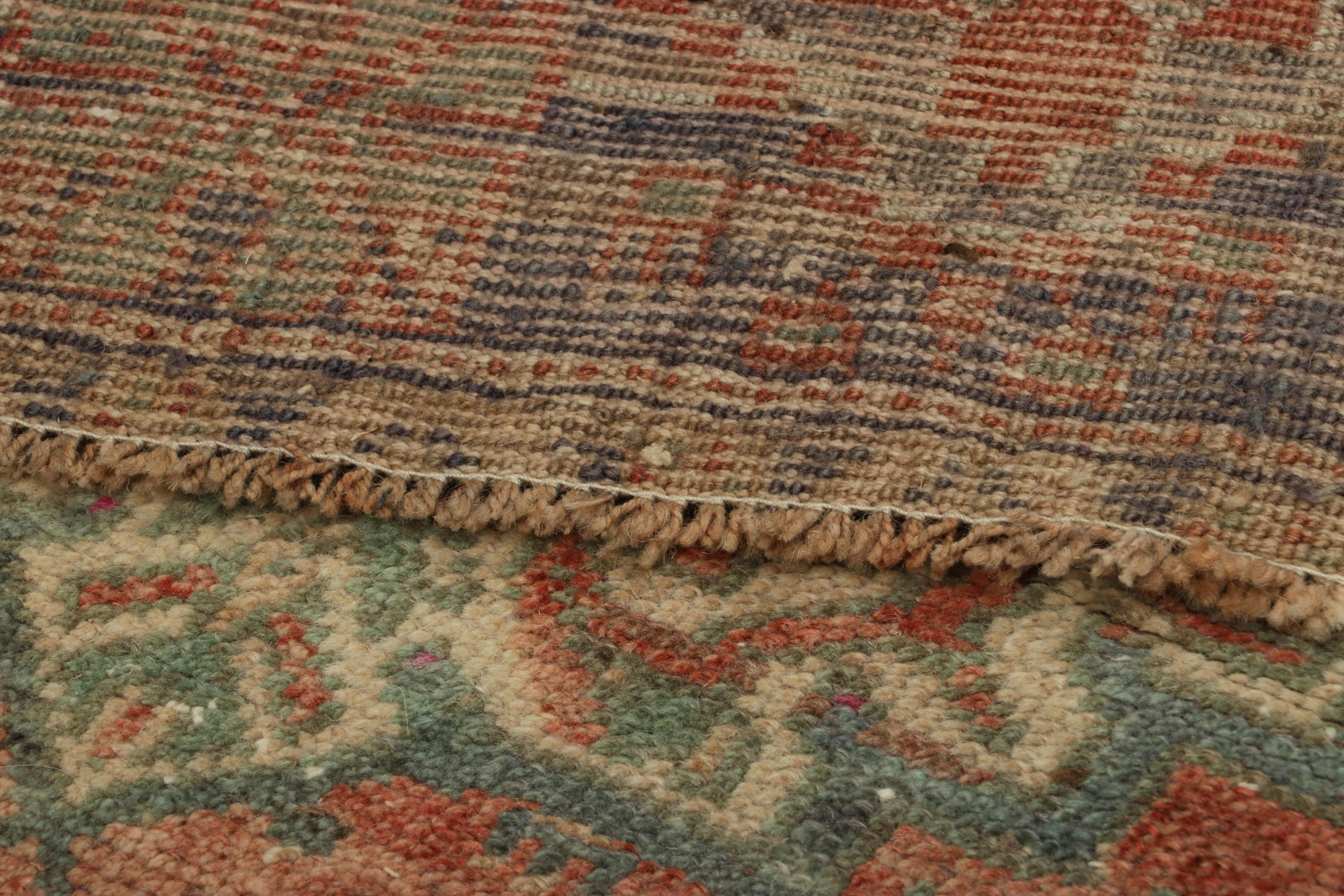 Türkischer Vintage-Teppich in Rosa & Creme mit buntem, geblümtem Medaillon  Rug & Kilim (Kelim) im Angebot