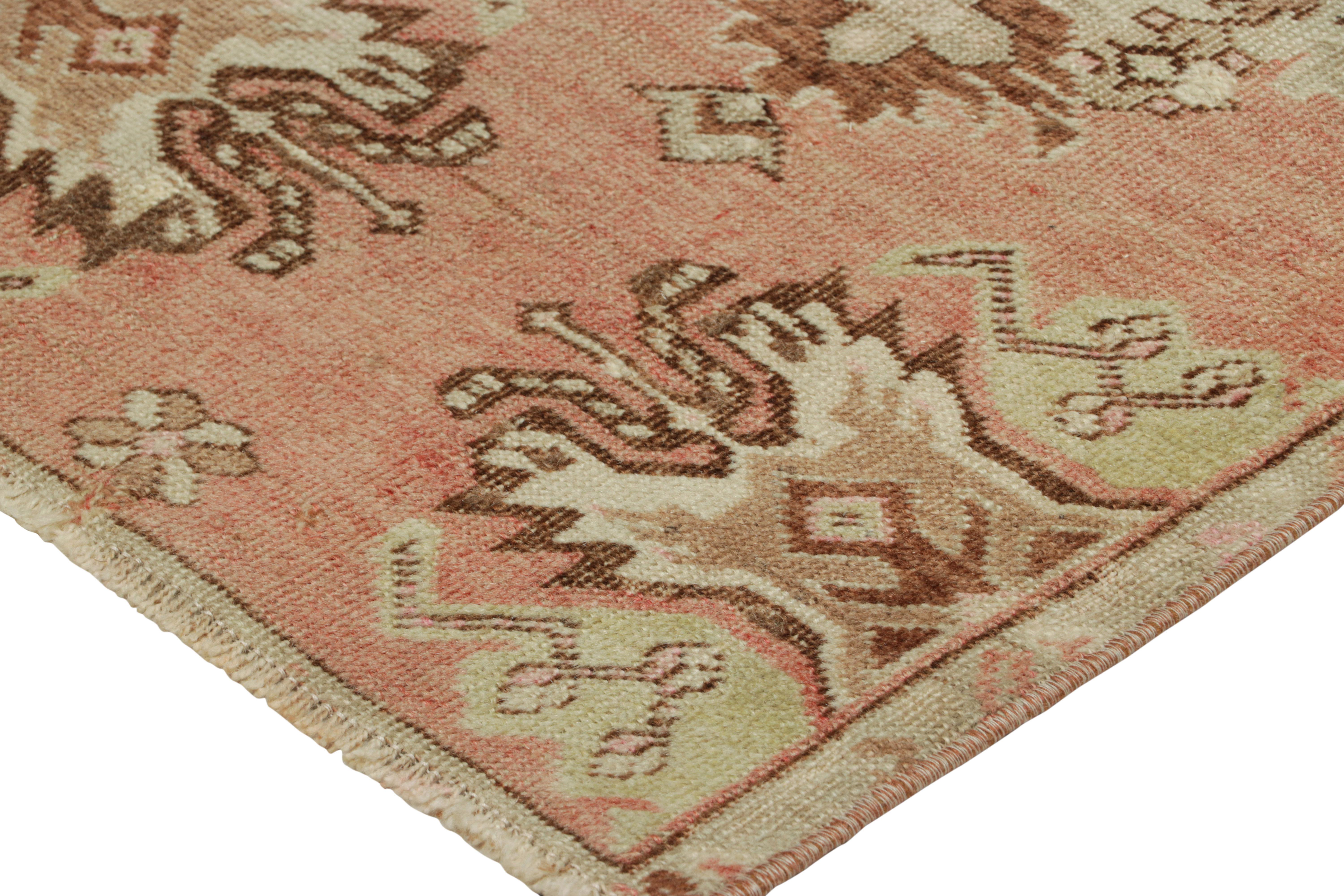 Türkischer Vintage-Teppich in Rosa & Creme mit buntem, geblümtem Medaillon  Rug & Kilim (Handgeknüpft) im Angebot