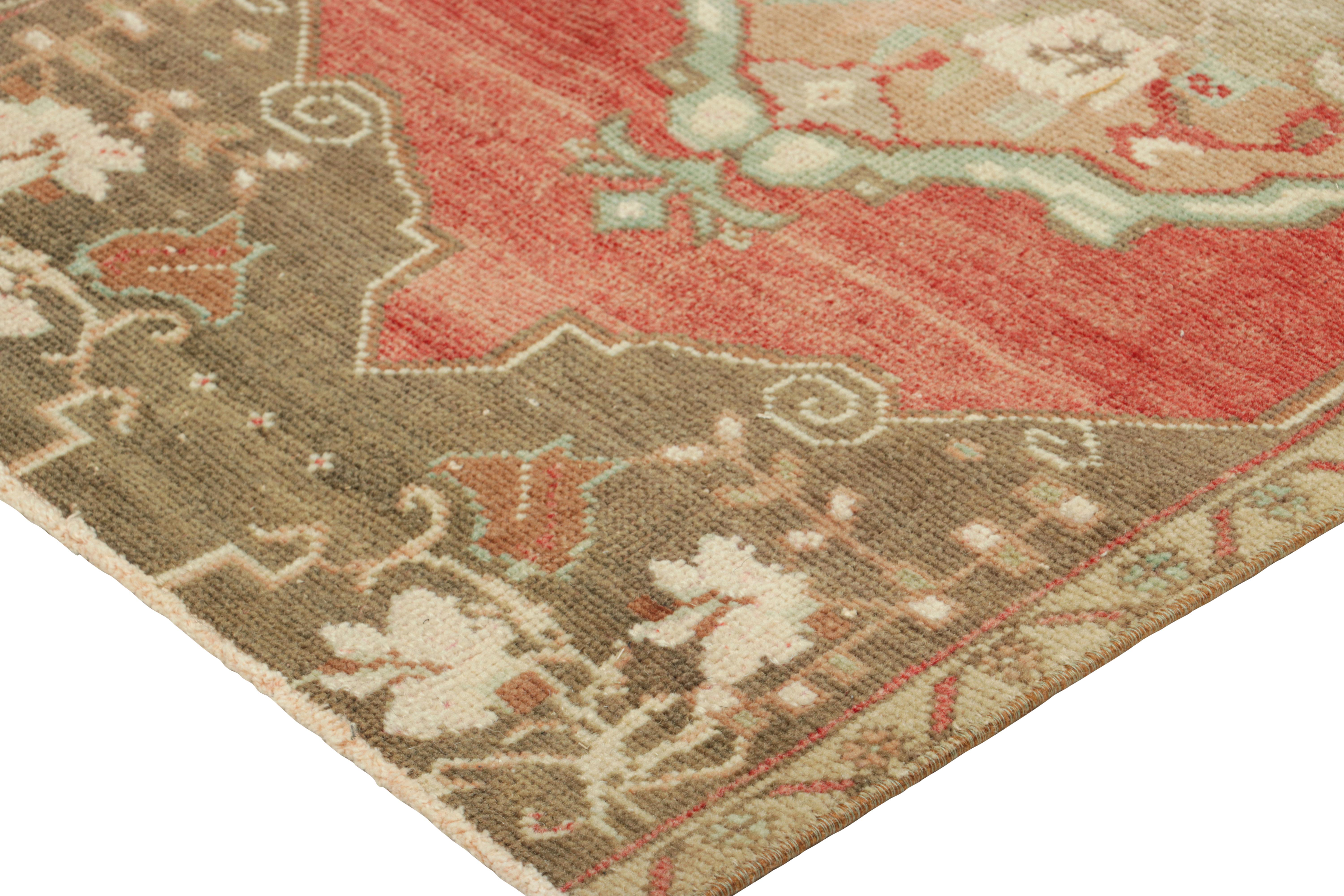 Türkischer Vintage-Teppich in Rosa & Creme mit buntem, geblümtem Medaillon  Rug & Kilim (Handgeknüpft) im Angebot