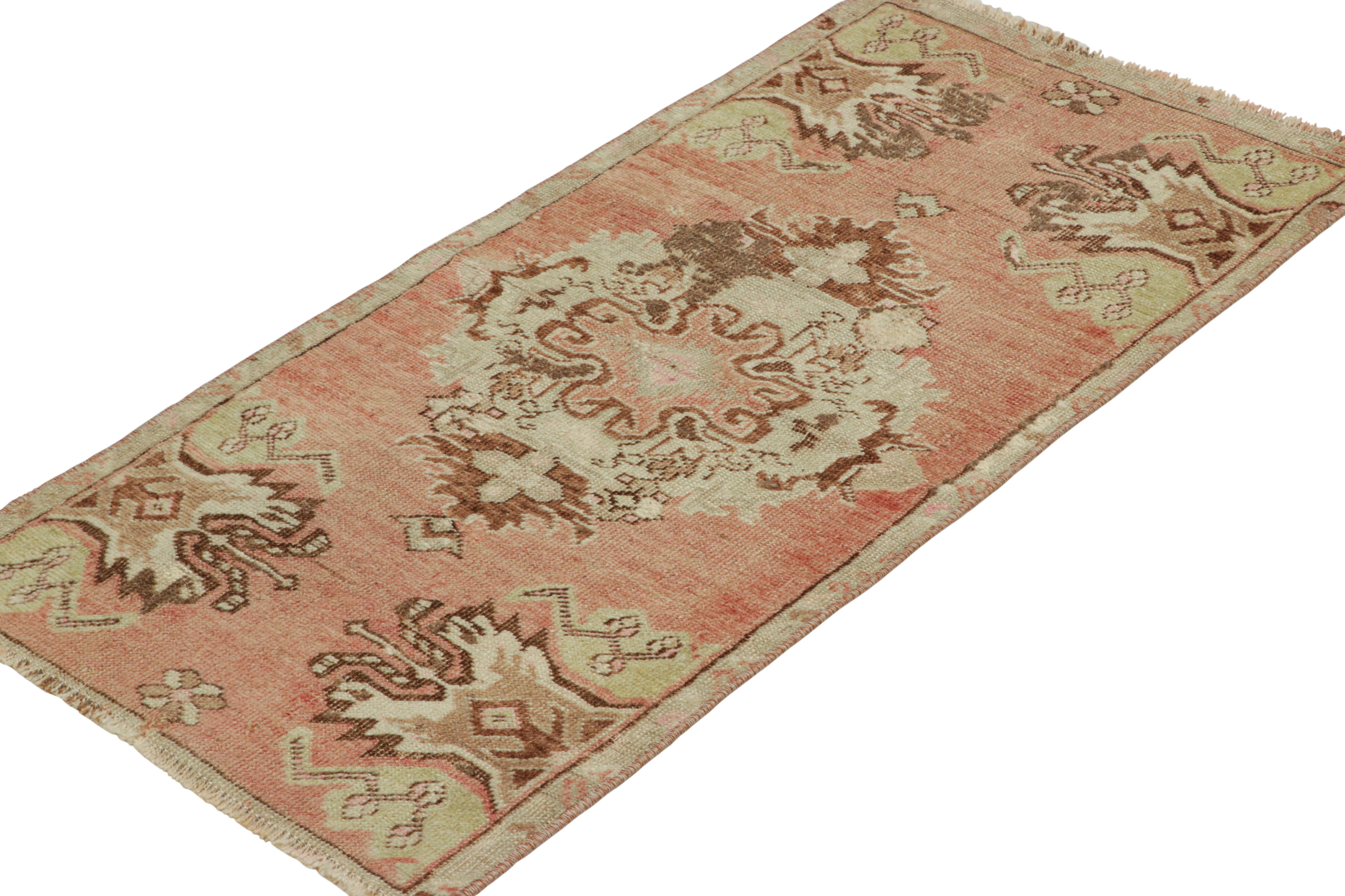 Türkischer Vintage-Teppich in Rosa & Creme mit buntem, geblümtem Medaillon  Rug & Kilim im Zustand „Gut“ im Angebot in Long Island City, NY