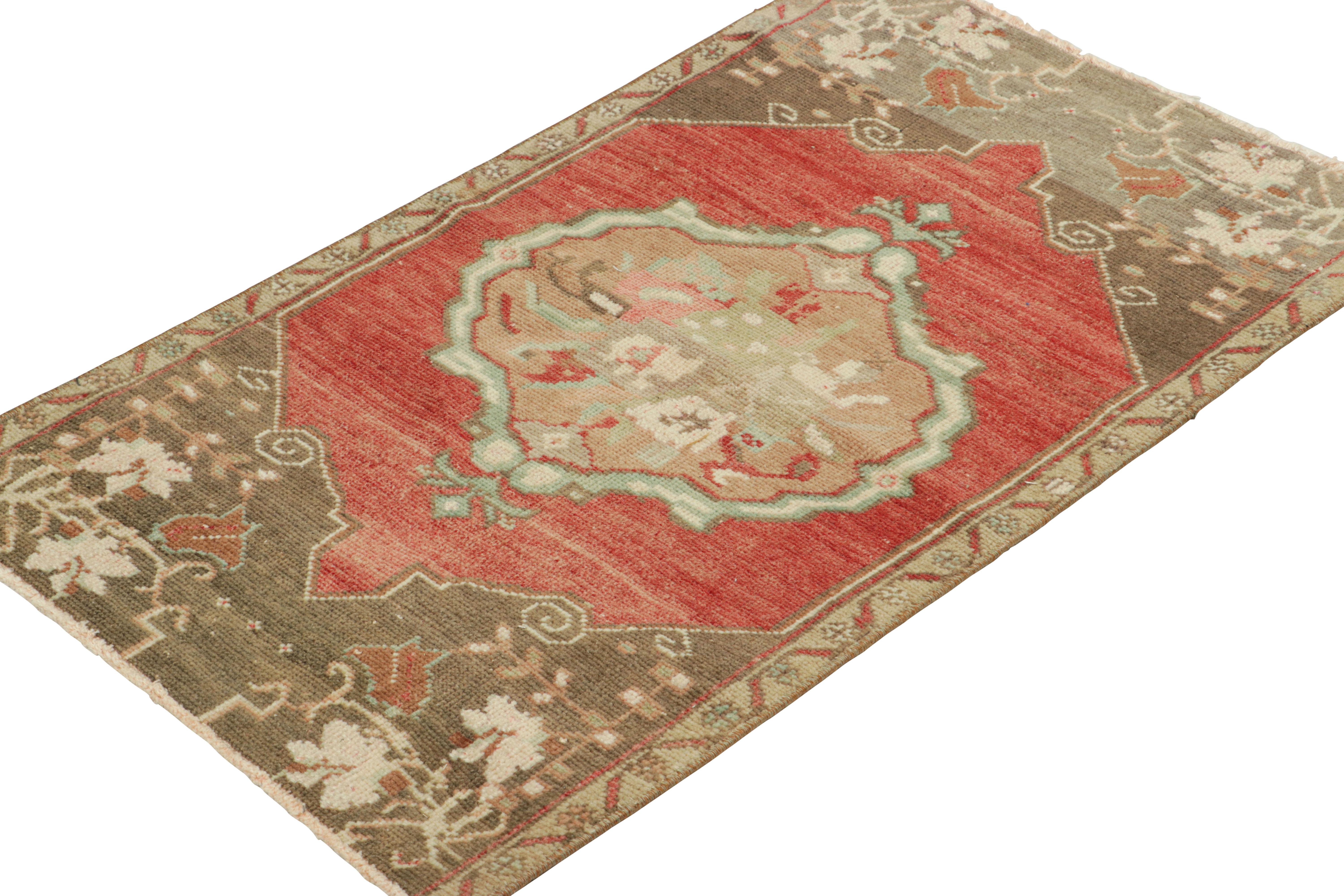 Türkischer Vintage-Teppich in Rosa & Creme mit buntem, geblümtem Medaillon  Rug & Kilim im Zustand „Gut“ im Angebot in Long Island City, NY