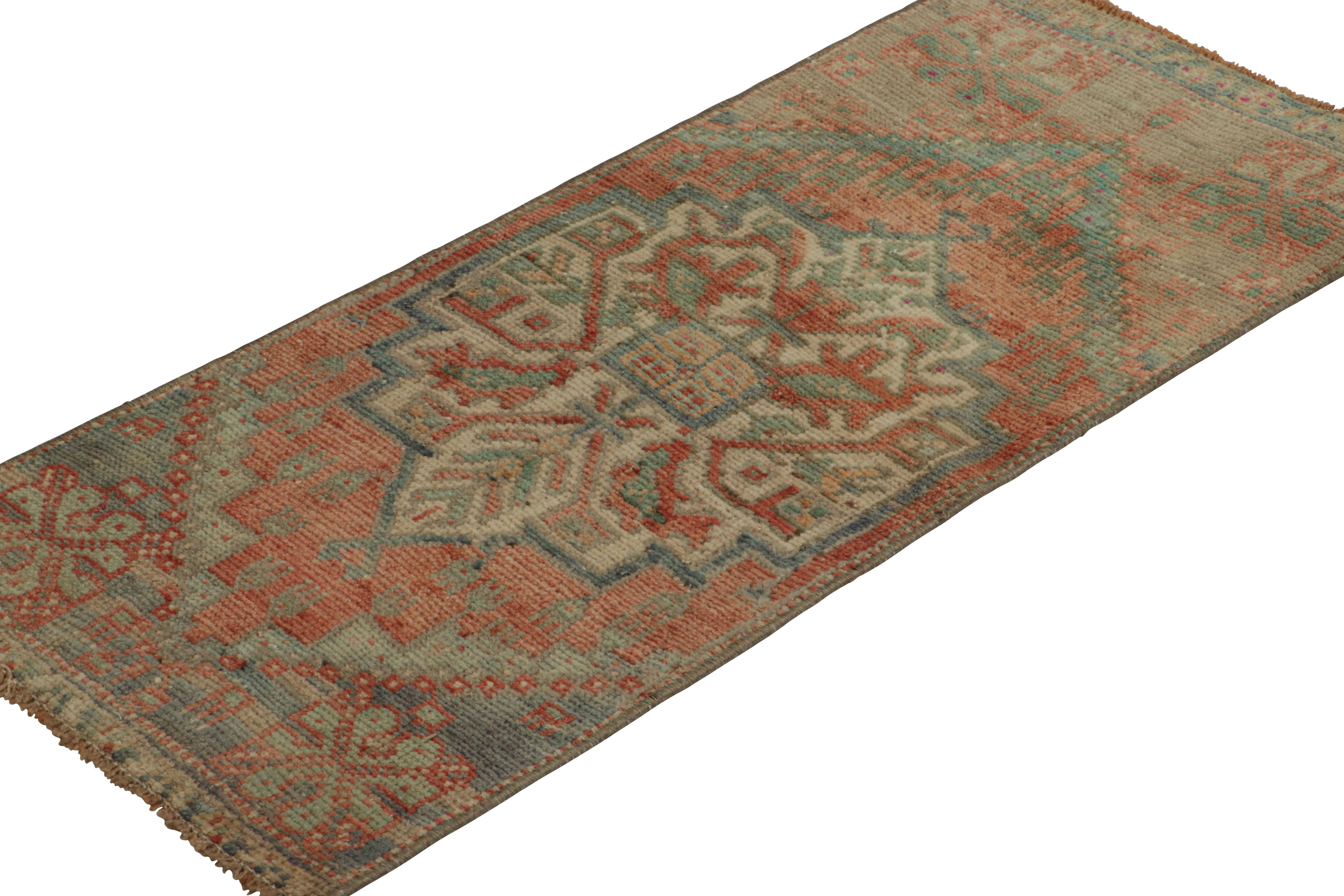Türkischer Vintage-Teppich in Rosa & Creme mit buntem, geblümtem Medaillon  Rug & Kilim im Zustand „Gut“ im Angebot in Long Island City, NY