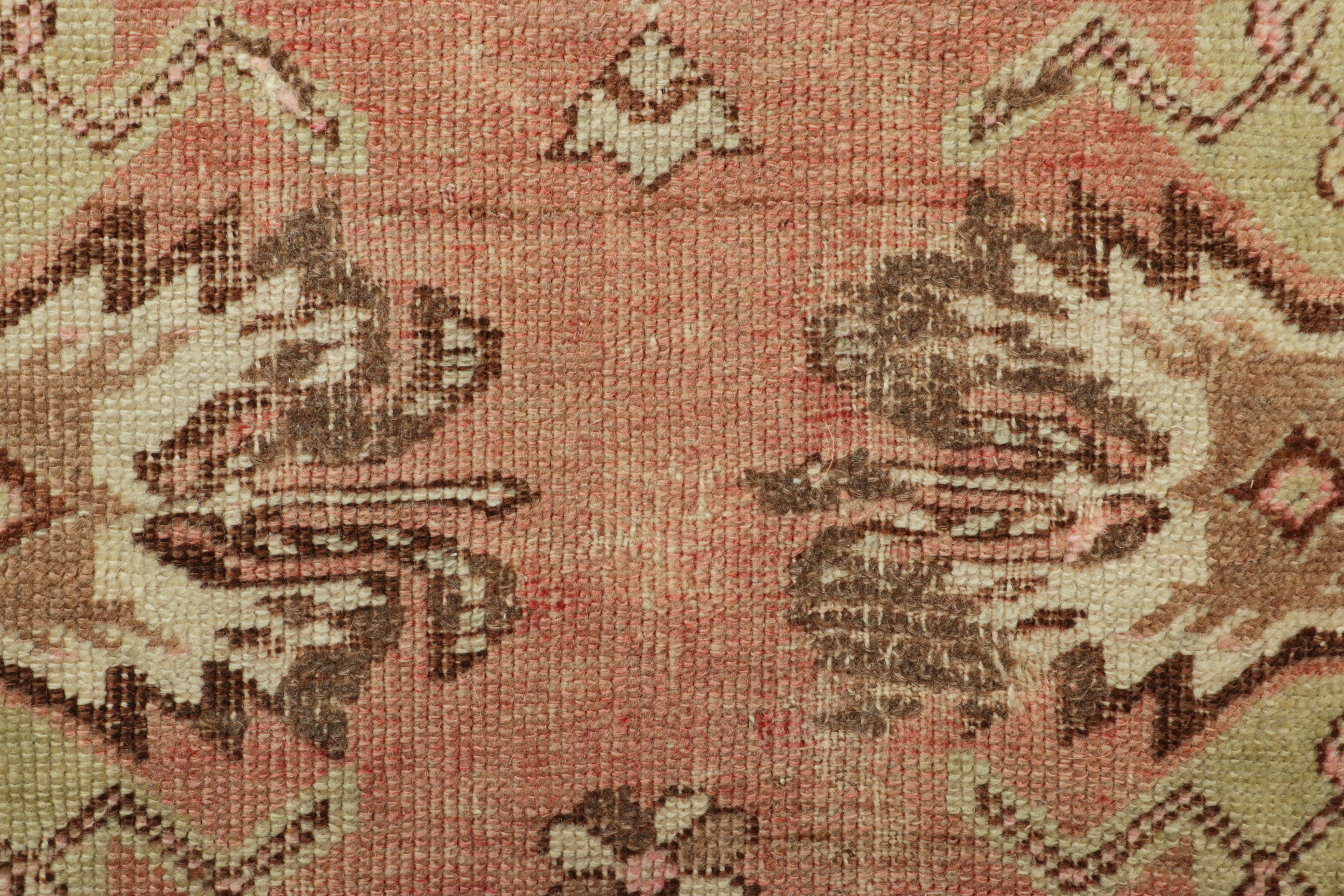 Türkischer Vintage-Teppich in Rosa & Creme mit buntem, geblümtem Medaillon  Rug & Kilim (Mitte des 20. Jahrhunderts) im Angebot
