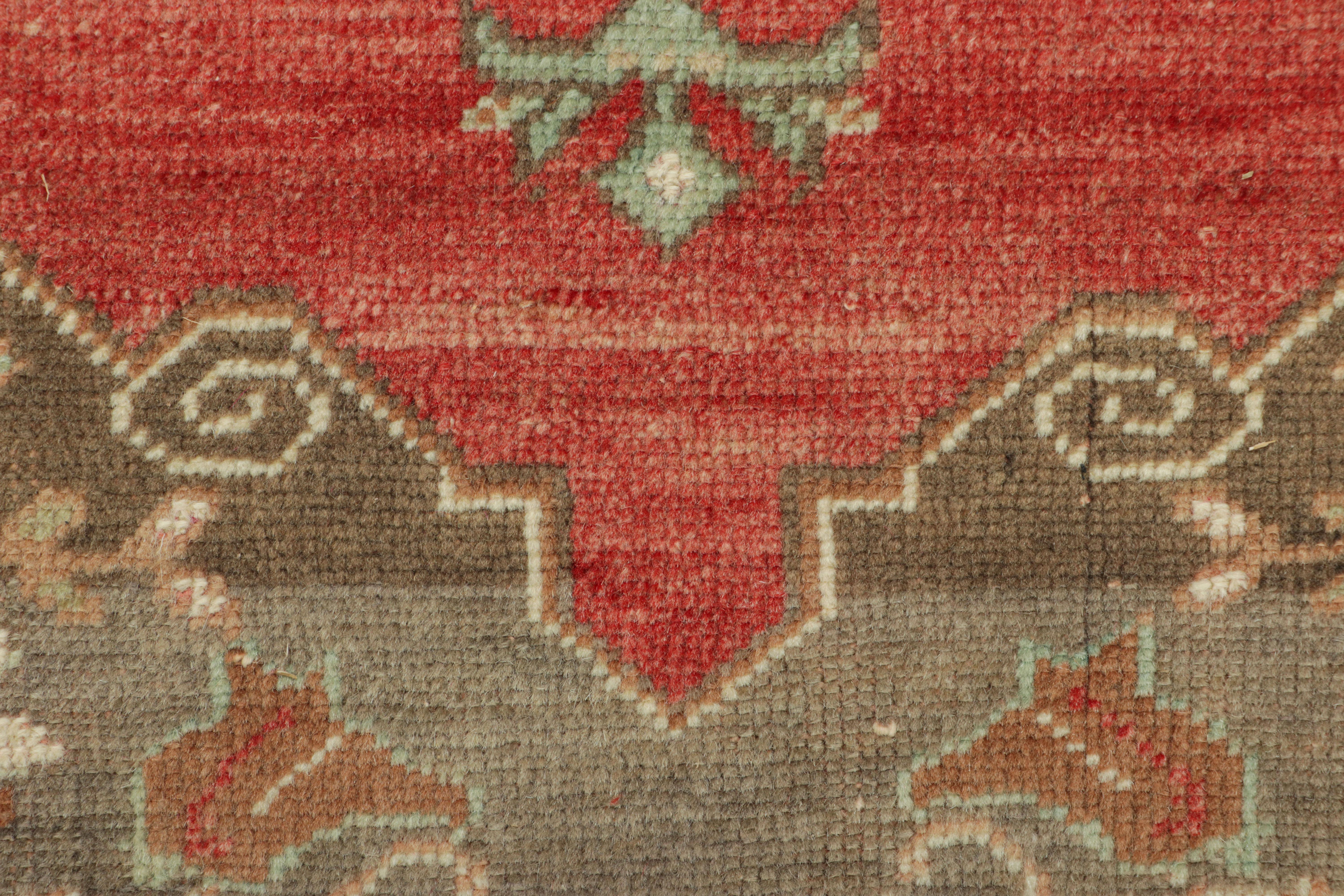 Türkischer Vintage-Teppich in Rosa & Creme mit buntem, geblümtem Medaillon  Rug & Kilim (Mitte des 20. Jahrhunderts) im Angebot