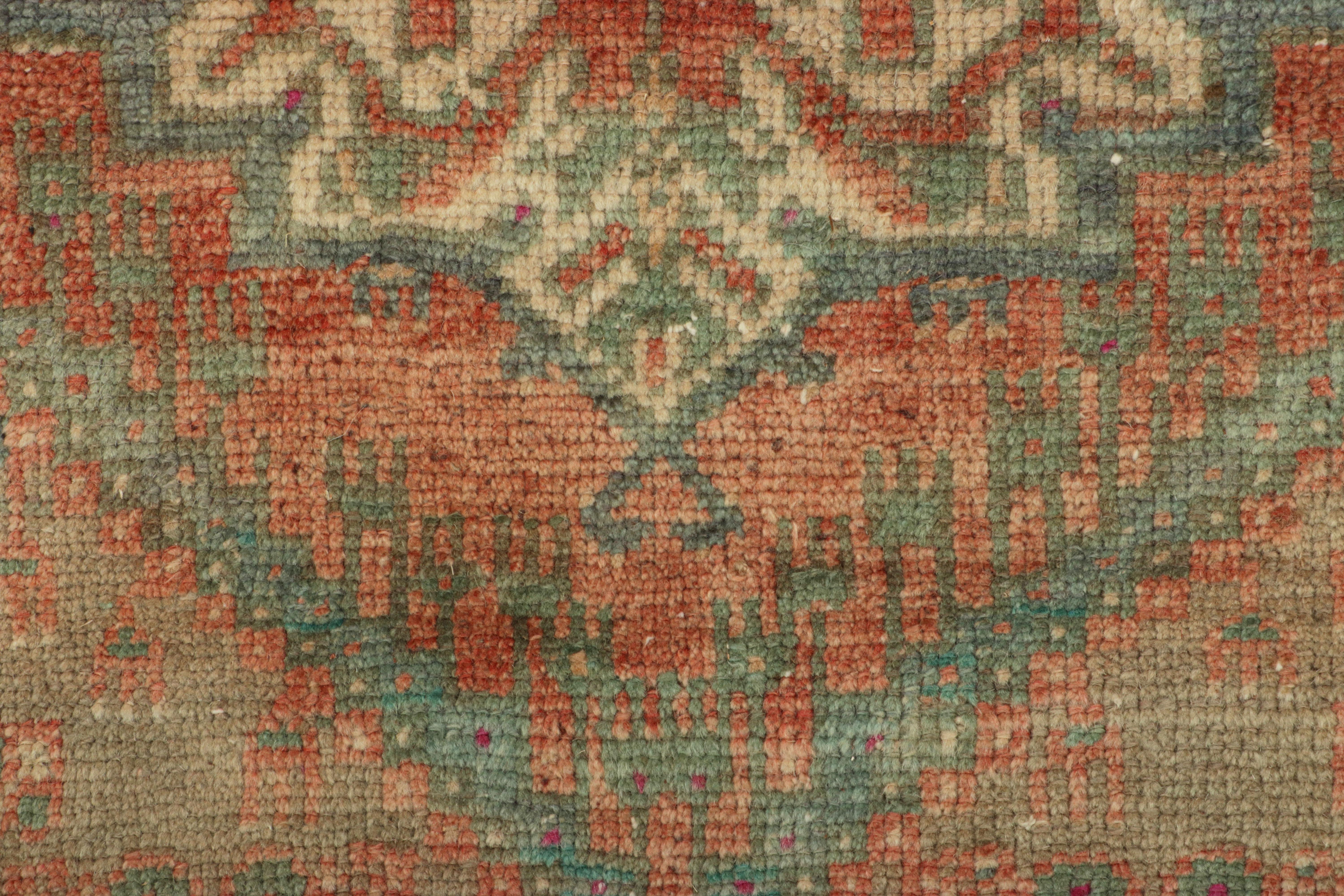 Türkischer Vintage-Teppich in Rosa & Creme mit buntem, geblümtem Medaillon  Rug & Kilim (Mitte des 20. Jahrhunderts) im Angebot