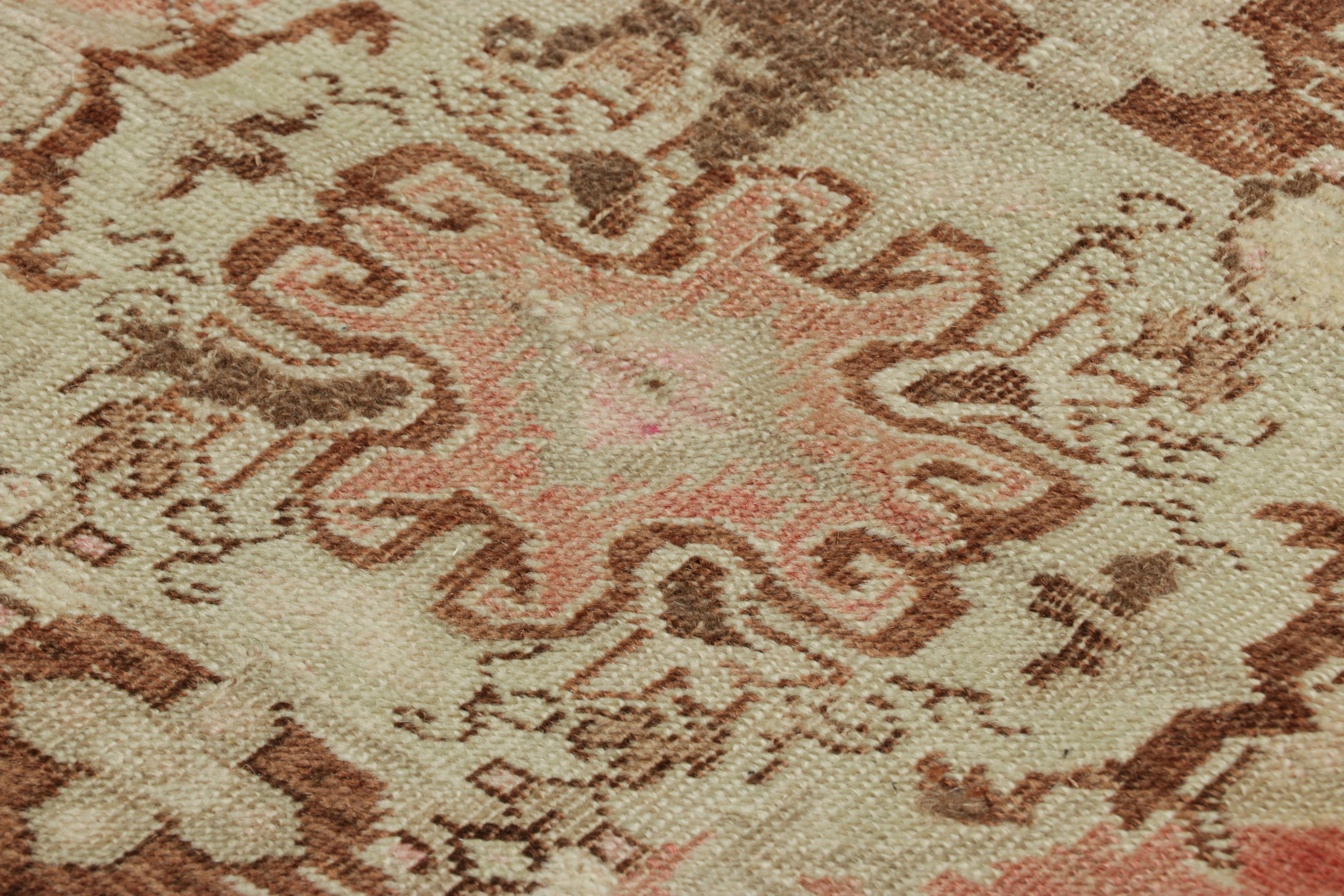 Türkischer Vintage-Teppich in Rosa & Creme mit buntem, geblümtem Medaillon  Rug & Kilim (Wolle) im Angebot