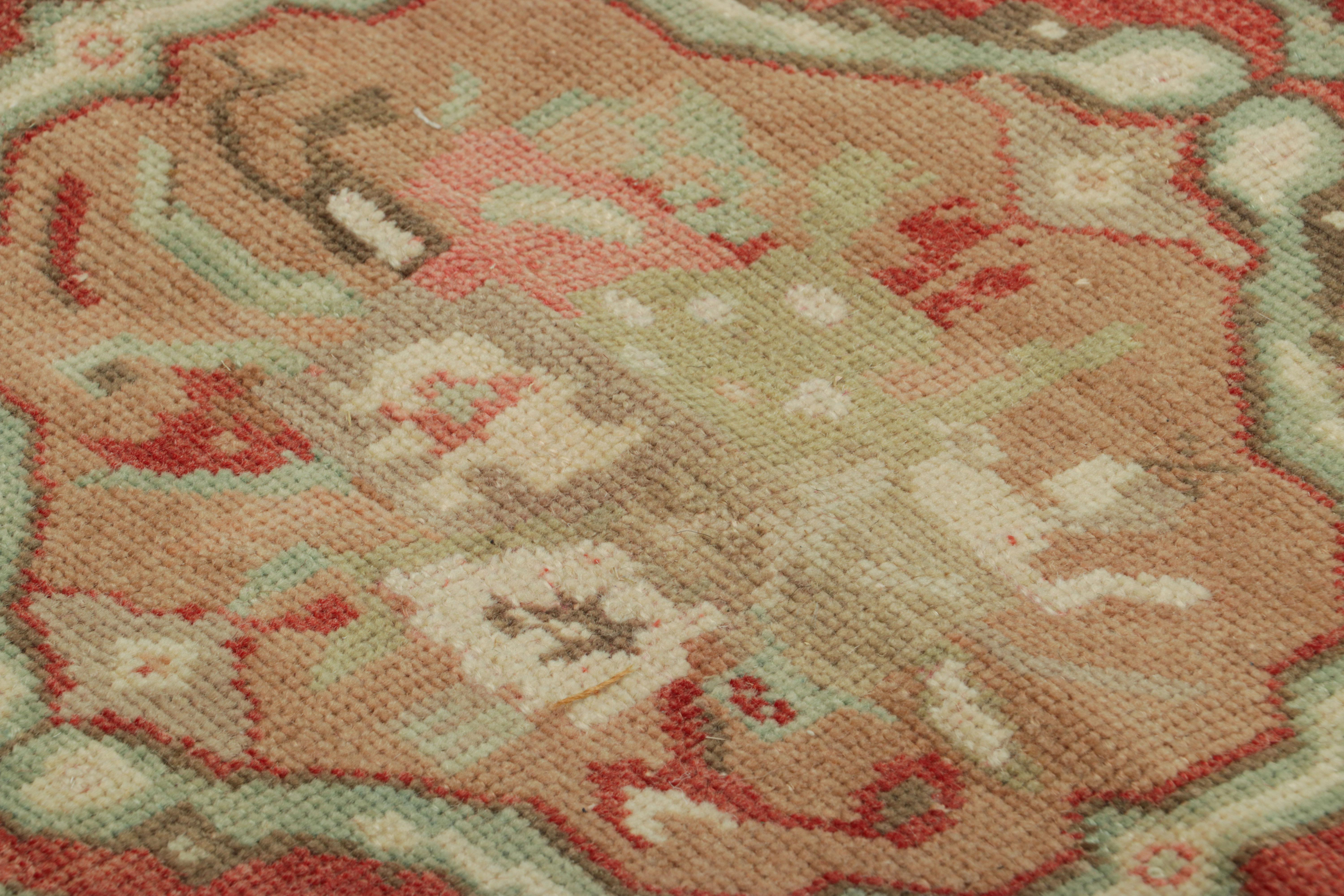 Türkischer Vintage-Teppich in Rosa & Creme mit buntem, geblümtem Medaillon  Rug & Kilim (Wolle) im Angebot